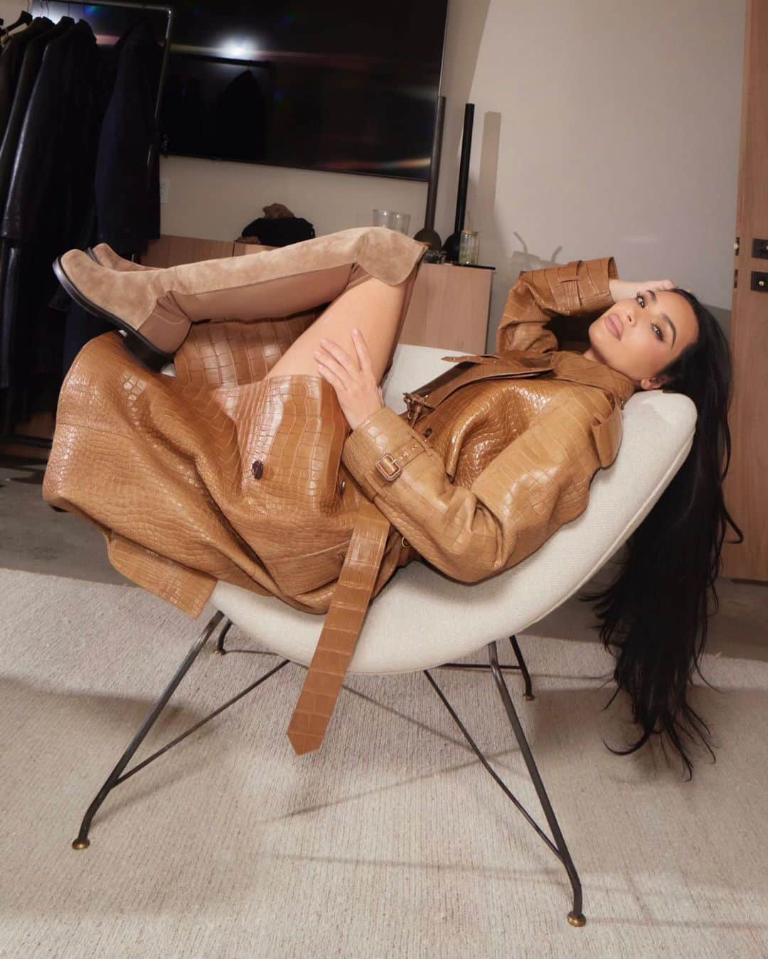 スチュアートワイツマンのインスタグラム：「Kicking back with Kim: The style icon wears the iconic 5050 BOLD BOOT in khaki suede. Our signature over-the-knee boot — an icon since 1993 — makes its comeback this season with a reimagined, bold sole. Take your cue from Kim and pair yours with a coordinating trench.   #StuartWeitzman #5050 @KimKardashian #KimKardashian @superrrdani」