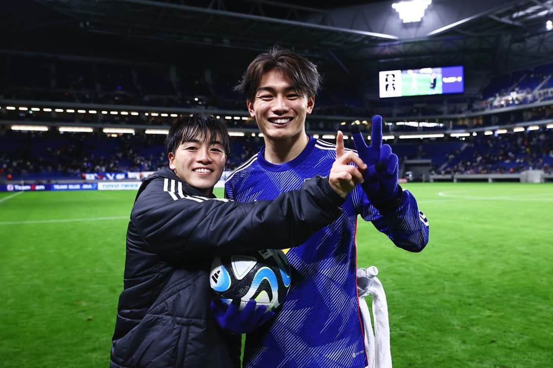 上田綺世さんのインスタグラム写真 - (上田綺世Instagram)「応援ありがとうございました！  とにかくホッとしています。 見に来てくれた方ありがとうございました！ また頑張ります！  #日本代表 #上田綺世 #9」11月16日 22時56分 - bee18_official