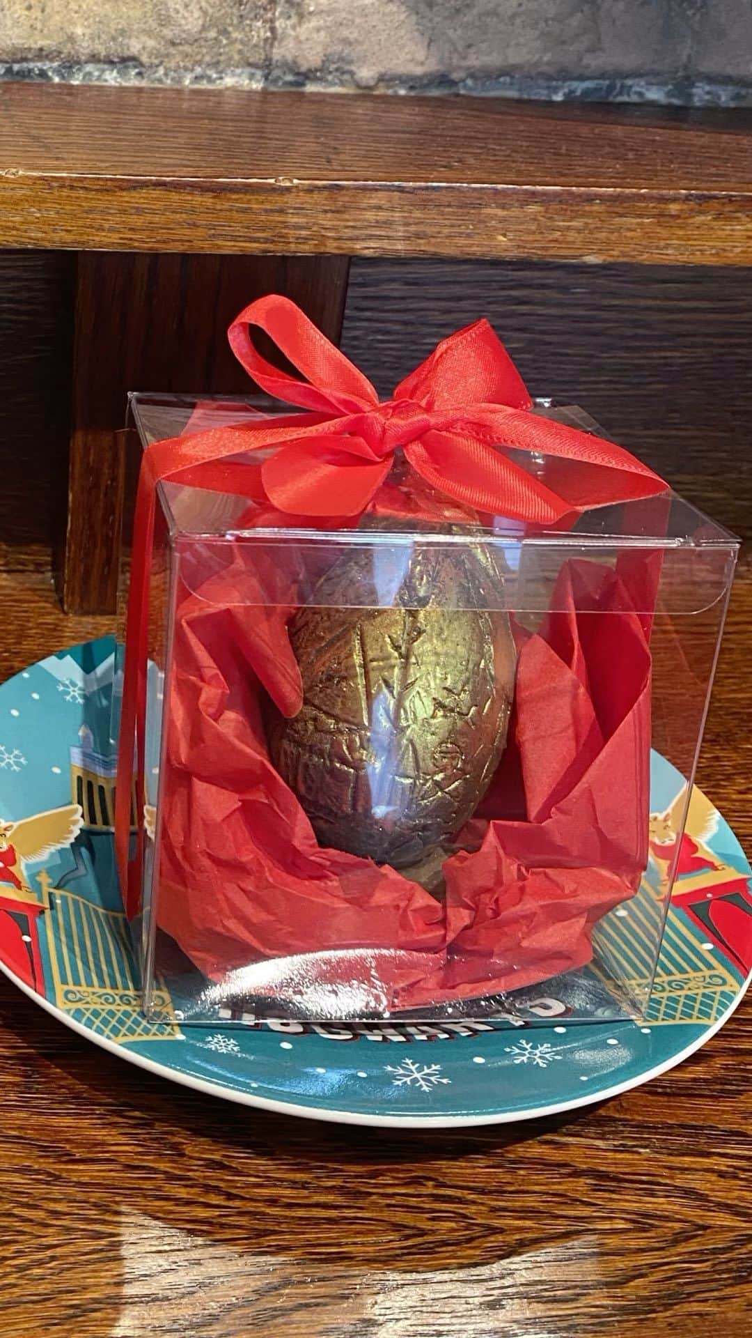 ハリー・ポッターのインスタグラム：「No need to battle a dragon for this golden egg 🐲 Head to @harrypotterny to try the new treat!」