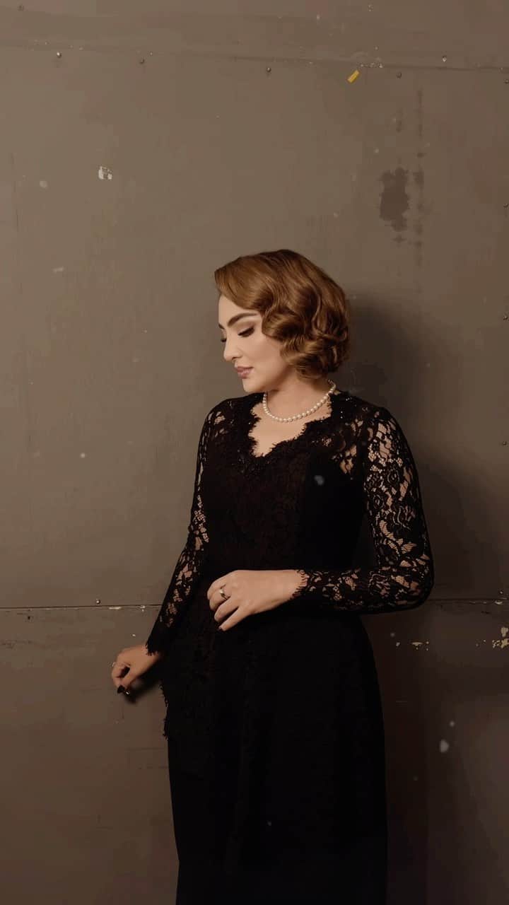 のインスタグラム：「Di video klip 'Blessing' kali ini, aku diminta untuk menciptakan tampilan klasik dan minimalis buat Bunda @ashanty_ash.   Menurutku, salah satu bahan yang sering digunakan untuk menciptakan tampilan klasik adalah brokat. Jangan lupa untuk menambahkan kalung mutiara agar kesan vintage-nya semakin terasa. 🖤  Terima kasih Kak @renzilazuardi buat jumpsuit-nya yang cantik ini! ✨ Btw, dengan look seperti ini, kira-kira Bunda Ashanty mirip kayak siapa ya? 😍  Director @ggilbertmarch Make up @malvava  Hair @ade_ragil_hairdo  Nails @linneabeautybar_id  Styling Team @muhafiattt」