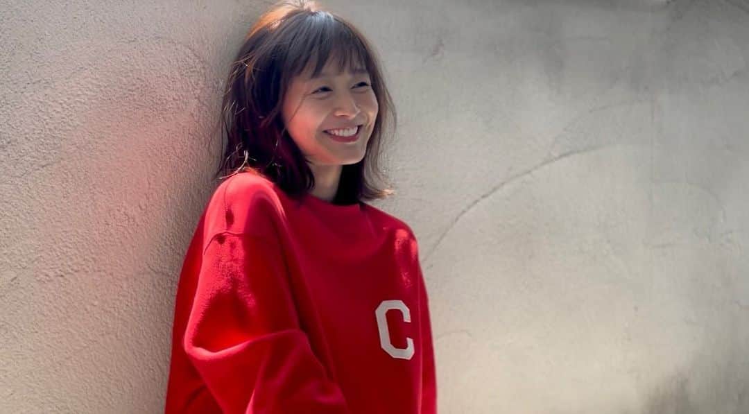 のインスタグラム：「2024年卓上カレンダー  . オフショット📷 .  11月19日16:00から配信される オンラインサイン会まであと3日🖐 https://planets-w.jp/category/item/ohta20231119/ （URLはハイライトにも載せています）  2024年卓上カレンダーの特典付きは今回のみです！！ ぜひゲットして2024年も一緒に過ごしましょう☺️✨  .  【特典種類】 ■1冊券 カレンダー1冊にサイン ■2冊券 カレンダー1冊にサイン+ニックネーム サイン入り画像データ（共通内容） ■3冊券 カレンダー1冊にサイン+ニックネーム+コメント サイン入り画像データ（共通内容） チェキ1枚 ■5冊券 カレンダー1冊にサイン+ニックネーム+コメント サイン入り画像データ（共通内容） サイン入りチェキ コメント入りサイン色紙   ■デジタルビンゴ会 上記カレンダー1冊に付きデジタルビンゴカード1枚付与 ●ビンゴ賞　お名前呼び動画＋サイン入りワイドチェキ1枚　5名様 ●リーチ賞　お礼動画データ（共通内容） ●参加賞　写真データ（共通）」