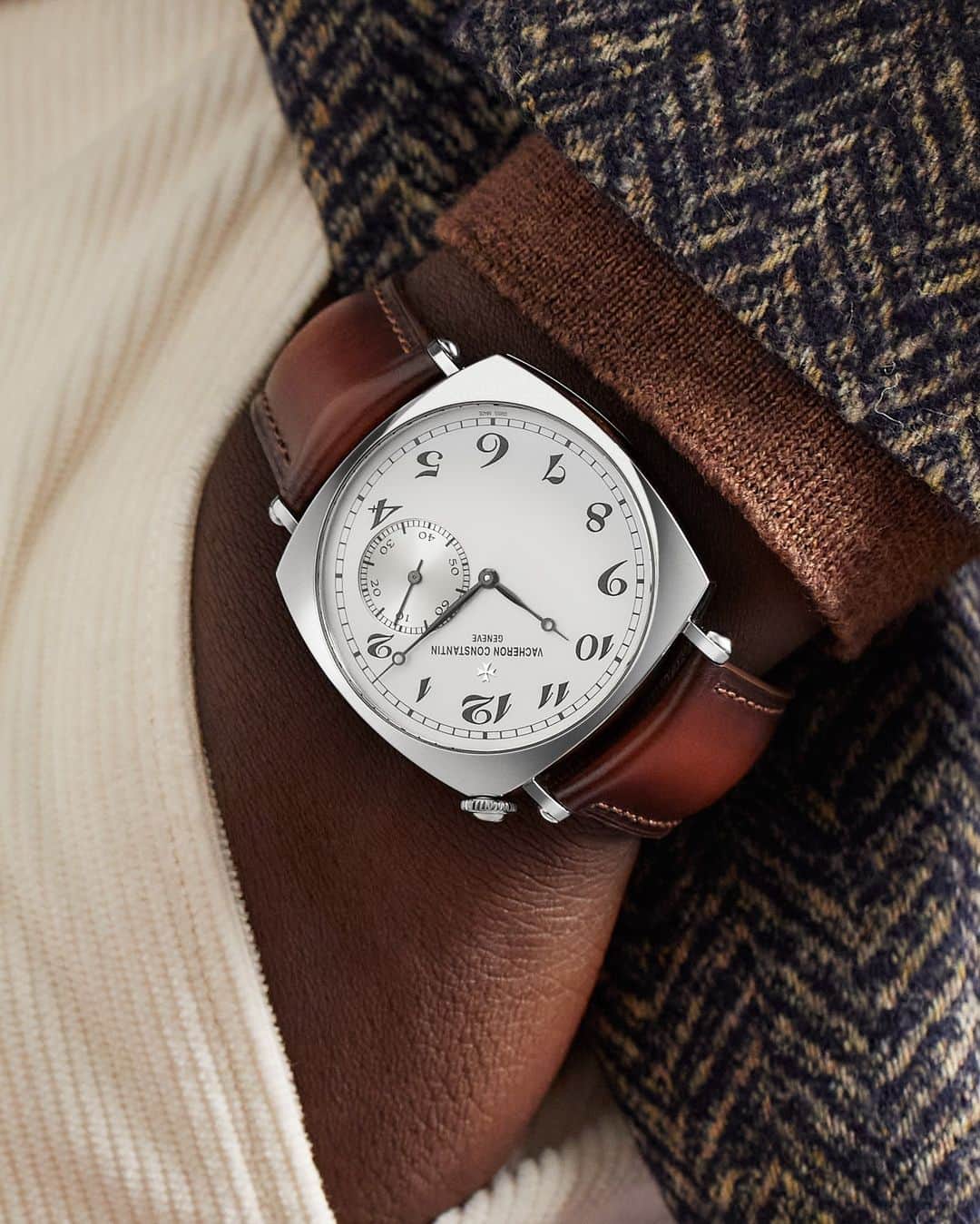 ヴァシュロン コンスタンタンのインスタグラム：「Transcending the limits of time ⏳  Distinguished by its elegant and classic yet quirkily original appearance, the Historiques American 1921 is more than just a watch, it is a symbol, an emblematic expression of Vacheron Constantin's creativity.   Introduced exactly a century ago, the American 1921 model is one of the most outstanding landmarks in the heritage of the Manufacture, which celebrates its avant-garde spirit through variations dedicated to vintage watch collectors and connoisseurs.  #VacheronConstantin #OneOfNotMany #vacheron #thehourlounge #watches #watch #watchesofinstagram #horology #watchoftheday #instawatch」