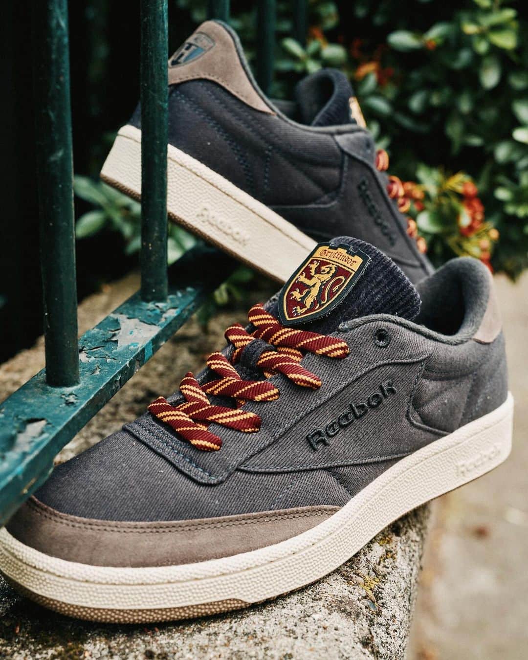 Nice Kicksさんのインスタグラム写真 - (Nice KicksInstagram)「Harry Potter and Reebok team up to release a magical footwear and apparel collection 🪄🧙  This upcoming collaboration includes four pairs of adult footwear, 2 pairs of kids footwear, and adult collegiate-style apparel 🔥  @nicedrops: 12/1 from $50-$250 🗓️」11月16日 23時00分 - nicekicks