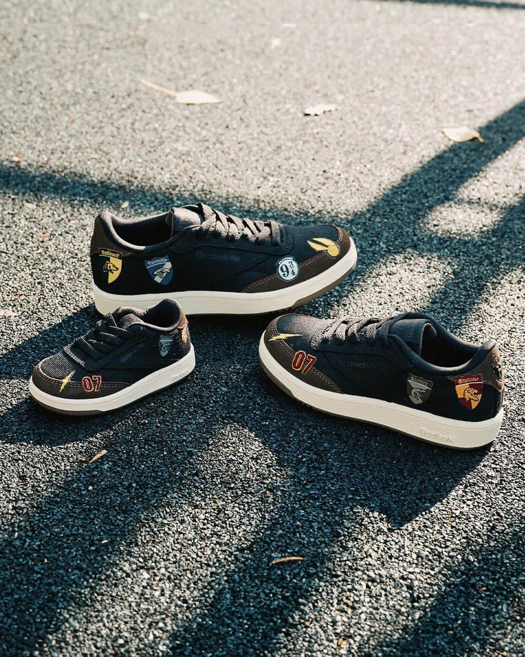 Nice Kicksさんのインスタグラム写真 - (Nice KicksInstagram)「Harry Potter and Reebok team up to release a magical footwear and apparel collection 🪄🧙  This upcoming collaboration includes four pairs of adult footwear, 2 pairs of kids footwear, and adult collegiate-style apparel 🔥  @nicedrops: 12/1 from $50-$250 🗓️」11月16日 23時00分 - nicekicks