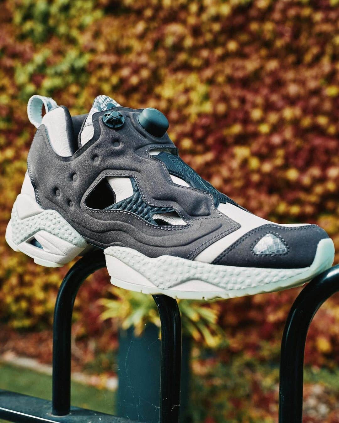 Nice Kicksさんのインスタグラム写真 - (Nice KicksInstagram)「Harry Potter and Reebok team up to release a magical footwear and apparel collection 🪄🧙  This upcoming collaboration includes four pairs of adult footwear, 2 pairs of kids footwear, and adult collegiate-style apparel 🔥  @nicedrops: 12/1 from $50-$250 🗓️」11月16日 23時00分 - nicekicks