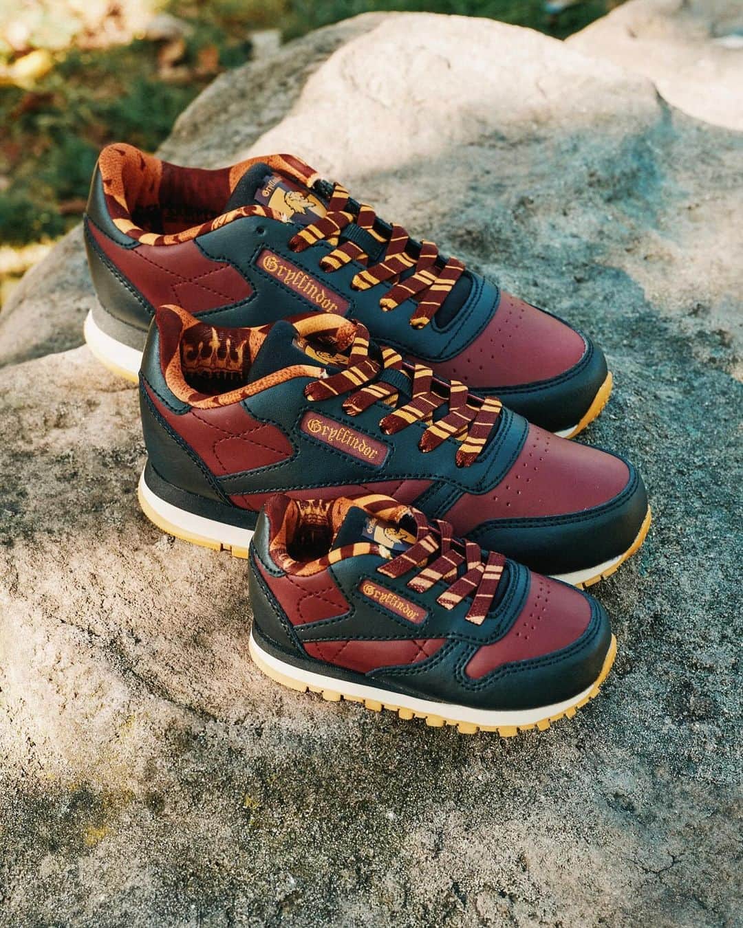 Nice Kicksさんのインスタグラム写真 - (Nice KicksInstagram)「Harry Potter and Reebok team up to release a magical footwear and apparel collection 🪄🧙  This upcoming collaboration includes four pairs of adult footwear, 2 pairs of kids footwear, and adult collegiate-style apparel 🔥  @nicedrops: 12/1 from $50-$250 🗓️」11月16日 23時00分 - nicekicks