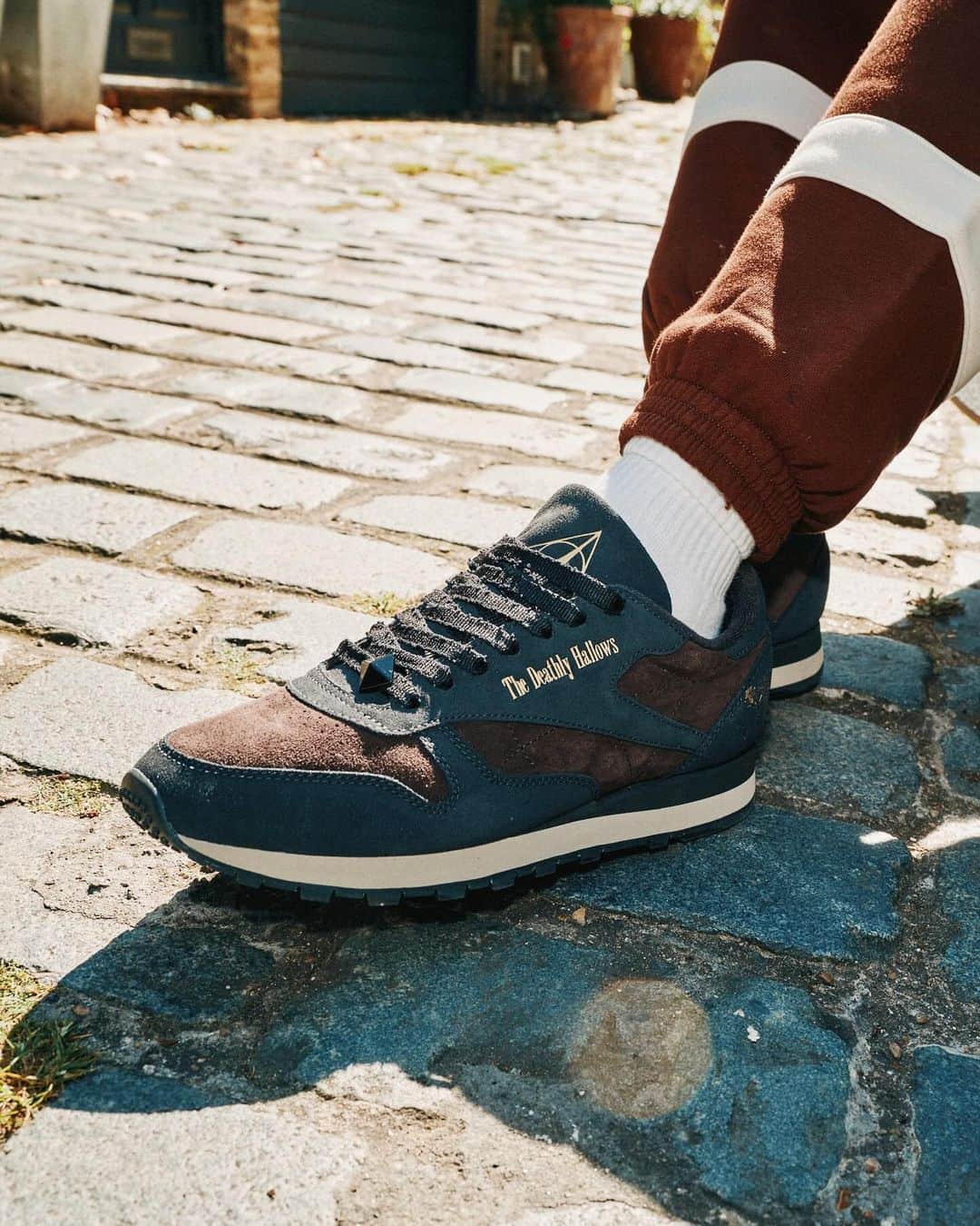 Nice Kicksさんのインスタグラム写真 - (Nice KicksInstagram)「Harry Potter and Reebok team up to release a magical footwear and apparel collection 🪄🧙  This upcoming collaboration includes four pairs of adult footwear, 2 pairs of kids footwear, and adult collegiate-style apparel 🔥  @nicedrops: 12/1 from $50-$250 🗓️」11月16日 23時00分 - nicekicks
