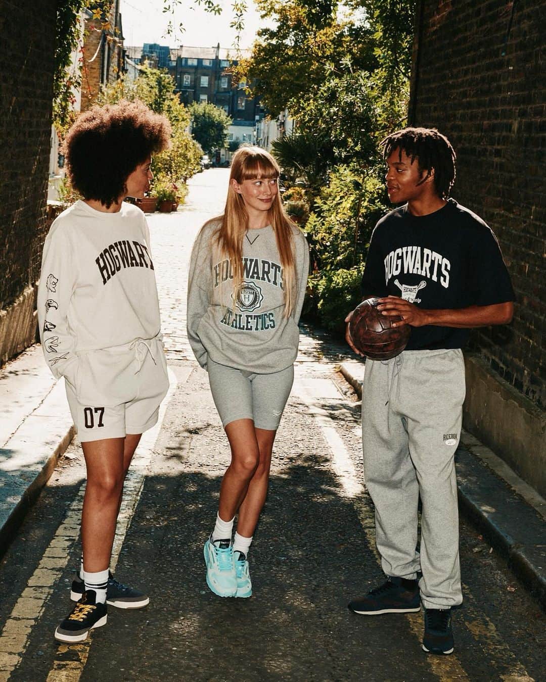 Nice Kicksさんのインスタグラム写真 - (Nice KicksInstagram)「Harry Potter and Reebok team up to release a magical footwear and apparel collection 🪄🧙  This upcoming collaboration includes four pairs of adult footwear, 2 pairs of kids footwear, and adult collegiate-style apparel 🔥  @nicedrops: 12/1 from $50-$250 🗓️」11月16日 23時00分 - nicekicks