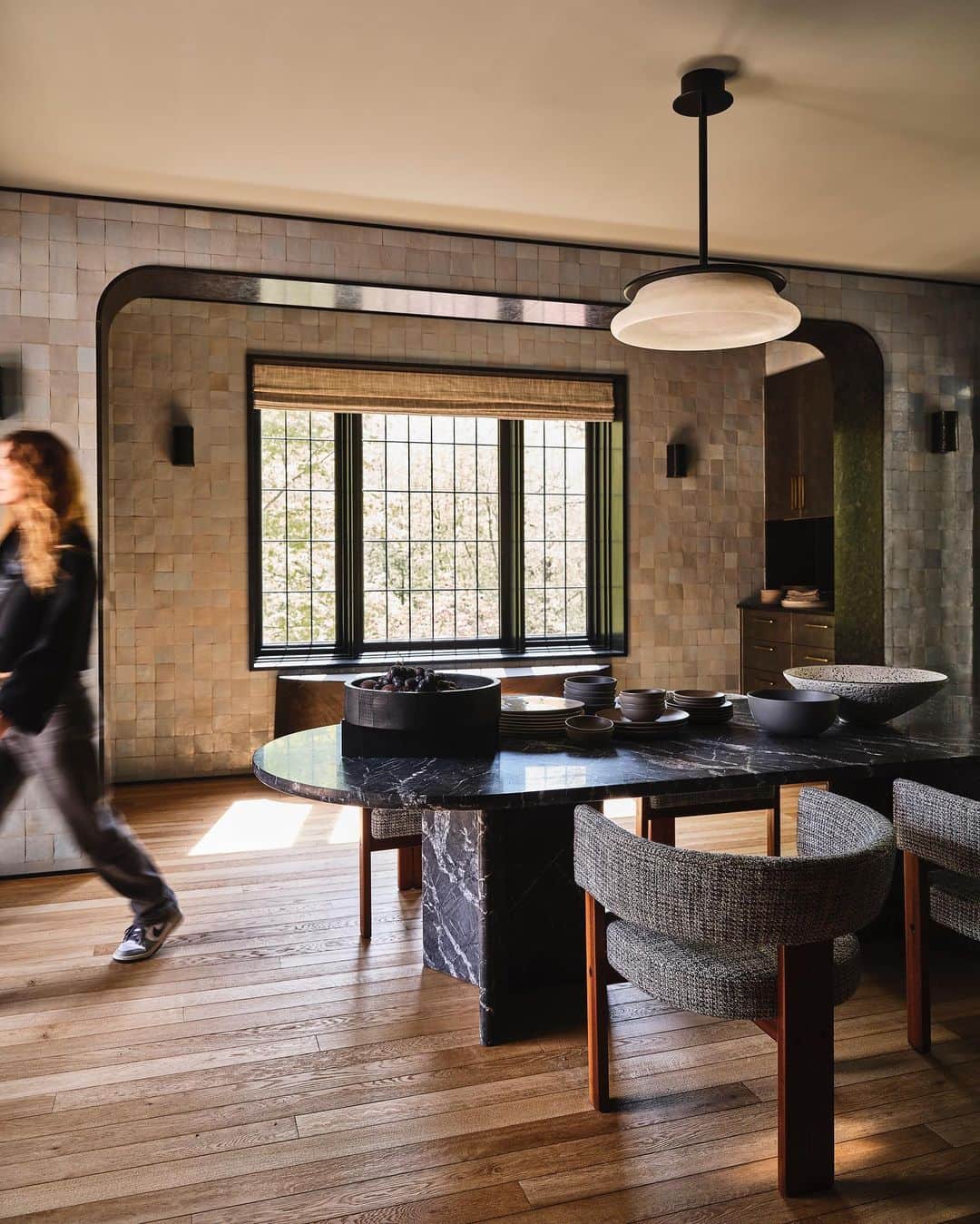 ケリーウェアスラーのインスタグラム：「CULINARY CONSERVATORY  With one of my most beloved holidays approaching Thanksgiving, a time when we all gather with friends and family, I want to share some photographs of a kitchen from a recent project featured in this month's @elledecor XK」