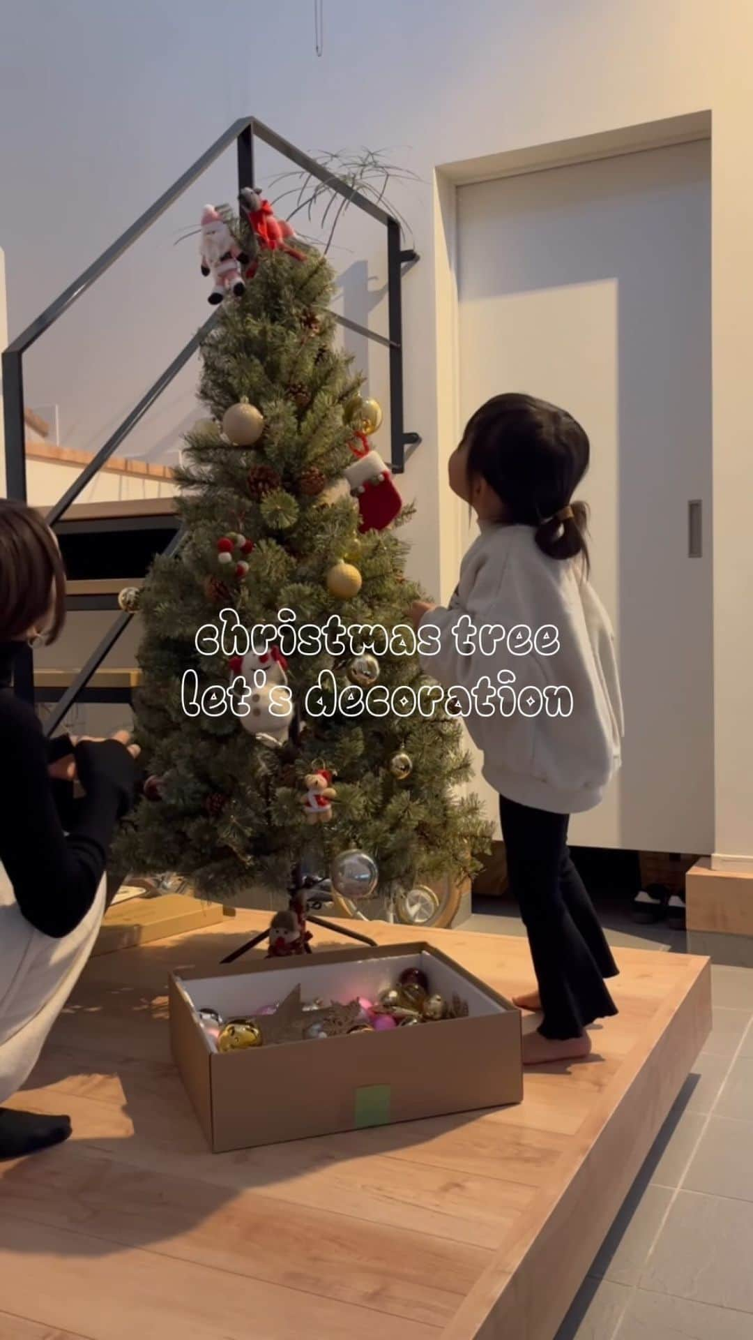 yan___5のインスタグラム：「christmas tree🎄  早く出してー！👧🏻と言われていて、、 新しく買い直したものがやっと届いたから さっそく一緒に飾り付け🎅🎁🧦 喜んでくれてよかった♡」