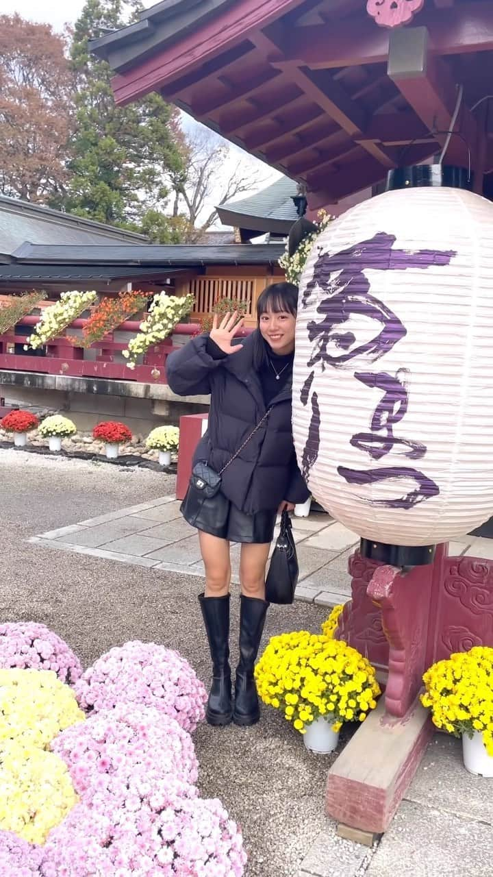 寺田真珠のインスタグラム：「今日も一日お疲れ様🫶  私が夢にでてくるように 寝る前にこのリール見ておやすみしてね🫣  大好きだよ〜  もうあっという間に冬だね⛄️❄️ クリスマスだね🎄🤶  明日も大切に生きよう👨‍👩‍👧‍👧🍷  #茨城県 #茨城グルメ #茨城 #ibaraki #笠間 #笠間稲荷神社 #幸せだんご #菊まつり #笠間の菊まつり #神社 #日本三大稲荷 #ootd #ootdfashion #fashion #style #uniqlo #ユニクロ #ユニクロコーデ #ユニクロ購入品  #アウター #冬服 #冬服コーデ #冬コーデ #タートルネック #タートルネックニット #タートルネックコーデ #ロングブーツ #ロングブーツコーデ #ハーフパンツ #モンブラン」