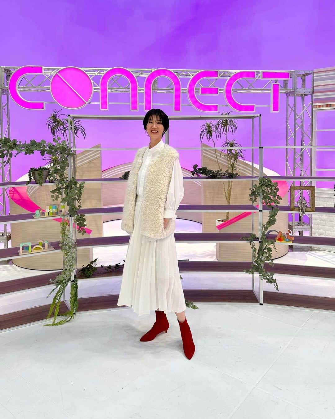 栗原恵のインスタグラム：「. 明日 11/17(金) 19:30〜 NHK広島 「CONNECT」 出演させていただきます📺  (※中国地方での放送となります)  地元広島での収録🎥 うれしかった〜☺️ 皆さんあたたかくて楽しい収録でした✨  ぜひご覧ください🐏🤍  shirt / gilet / skirt @o0u_official   boots @grandegrande_official   accessory @celle_jewel   stylist @yuka_celle」