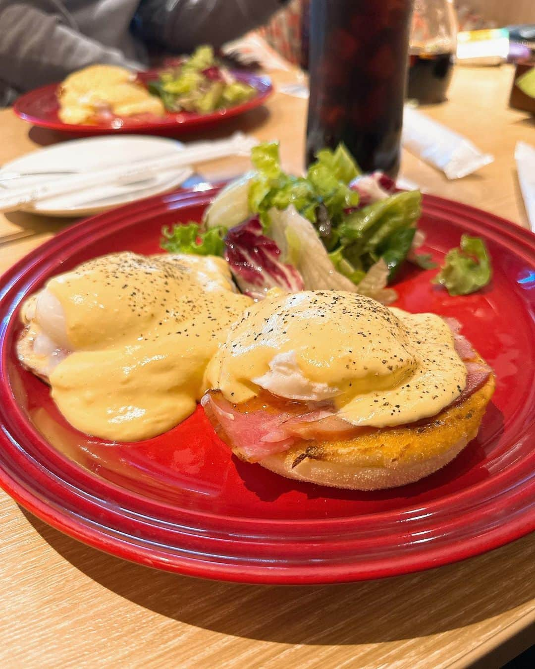 HIROのインスタグラム：「今日のモーニング😋大都会でモーニング😋・・・美味い😋  店名 むさしの森珈琲 世田谷オークラランド店  住所 東京都世田谷区桜3-24-1   電話番号 03-3706-5310  営業時間 平日: 07:00～22:00 土曜日: 07:00～22:00 日曜・祝日: 07:00～22:00  #世田谷区 #モーニング #モーニングカフェ #朝ごはん #安田大サーカスHIRO」