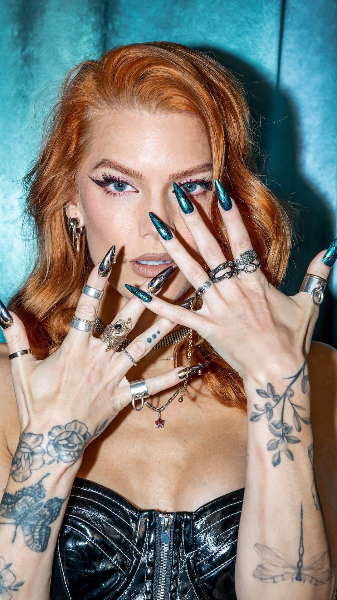 Linda Hallbergのインスタグラム：「Reklam för @londongracenordic WOW! The Heavy Metal Collection is almost sold out at @hm but is available at @lykosverige (link in stories) I’m so damn proud of this collection and you guys seem to really love it too 🥺❤️🤘🏻 did you get any of the shades yet?」