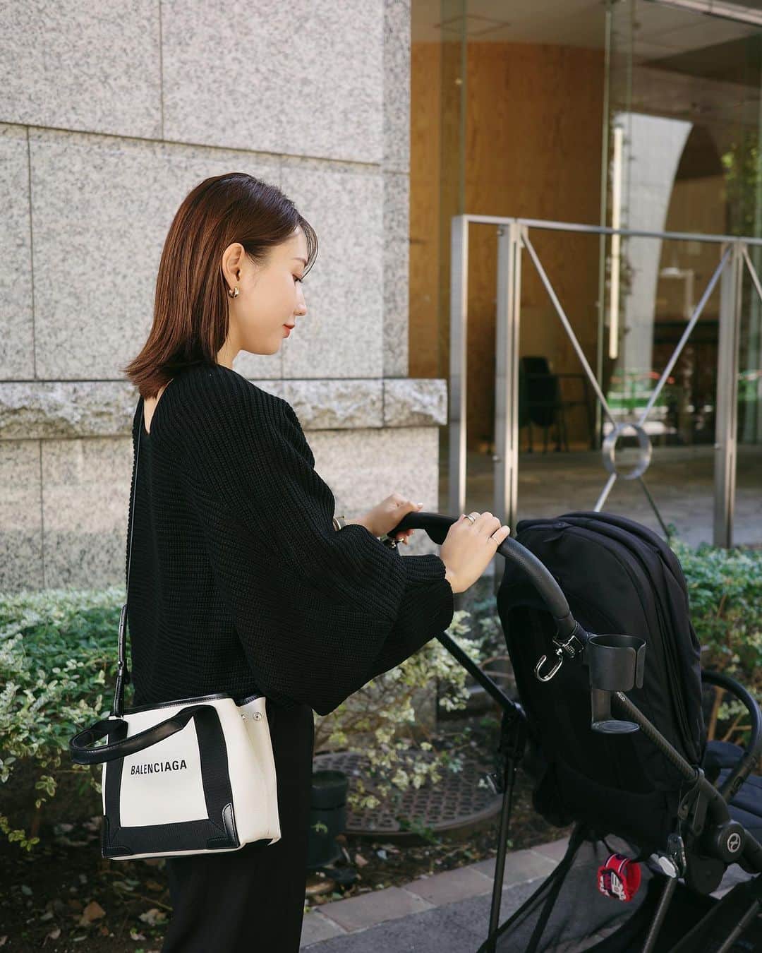 のインスタグラム：「最近急に寒くなってびっくり 急にニットやコートが必要になってきて大慌て…笑  てなわけで 1週間前にまだコートいらん時期に撮った休日コーデ🧥  ニット：HANNE パンツ：ZARA バッグ：BALENCIAGA スニーカー：CHANEL  最近黒コーデ多め🐦‍⬛ 黒のダボダボVネックニットにハマってます！ スニーカーはお気に入りのCHANEL🫶🏻(去年買ったやつ) ちょっともう汚れてるけど…  それよりベビーカーのセレッソタグが気になるね😂笑 ちなみにベビーカーはサイベックスのメリオです。  みなさん急に冬が到来したから 風邪引かないように気をつけて🤧🤧🤧  #153cmコーデ#ママコーデ#sサイズコーデ#黒コーデ#休日コーデ」