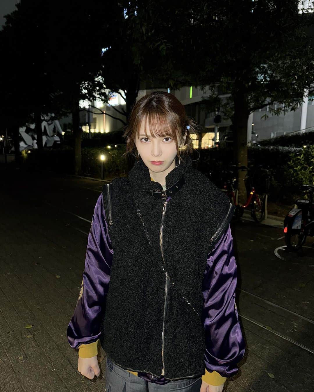 西村歩乃果のインスタグラム：「寒いのでレインボーシックスシージのブルゾンを着てるので輩っぽいです？ バニラズのLive行ってきました！ 最高でした」