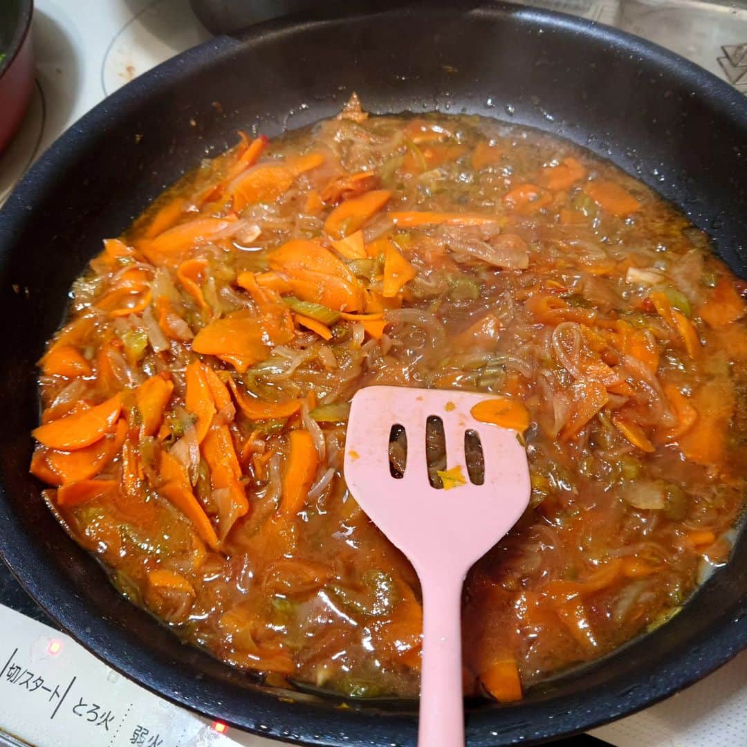 佐藤実絵子さんのインスタグラム写真 - (佐藤実絵子Instagram)「こんな時間ですが飯テロして寝ます😁  アンバサダーをしている#オレンジページcooking から。ポストしてない写真がほんとにたくさんある🥹🥹  これはハンバーグシチューで、手作りでデミグラスソースを作るイメージ。私の作った色味が何故かイマイチなのだが(不本意)これものすごい！！衝撃の！！美味しさなのです！！！！  香味野菜をハンバーグと共に蒸し、ハンバーグを一旦取り出して作っていくんだけど、コトコト煮込むのって冬の料理だよね。気分はクリスマスだったよ←早🎄  そして！！以前熱く語ったシチューに野菜一種類のご飯をつけるやつ！！今回はトマトご飯。  もうこれもほんとに大発見だからね！！ものすごい使えるテクニックです。  まもなく新しい冬号が出るらしいオレンジページcooking♥たのしみだなー  #cookingアンバサダー #アンバサダー #オレンジページ  #みえこごはん #ふたりごはん #おうちごはん #おうちごはんlover #しあわせごはん #家庭料理 #献立 #デリスタグラム #デリスタグラマー #てづくりごはん365 #フーディーテーブル #うつわ好き #lovefood #foodstagram #japanesefoods」11月16日 23時15分 - mieppp624