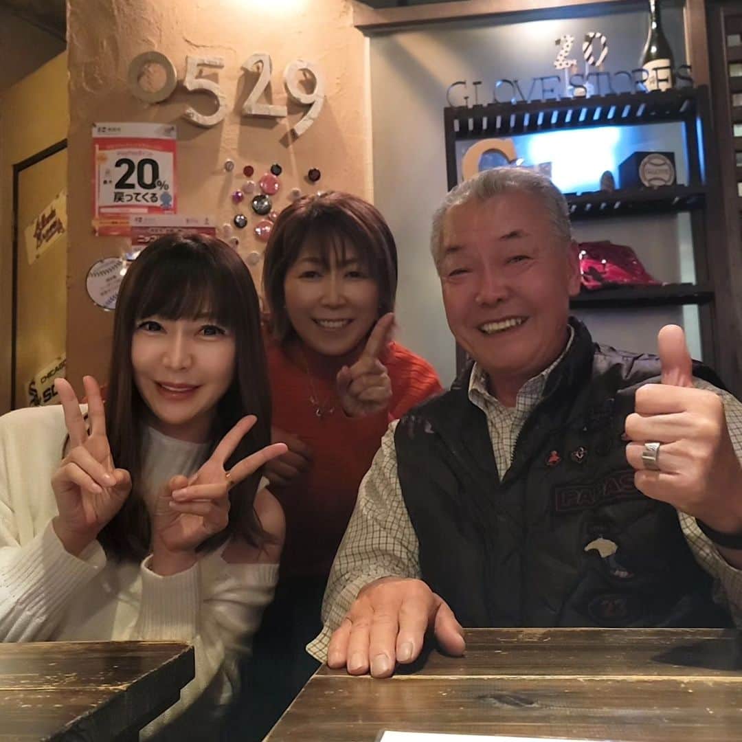 酒井美佳さんのインスタグラム写真 - (酒井美佳Instagram)「⁡ ⁡福本豊さんと20年ぶりぐらいに⁡ ⁡会えました😋⁡ ⁡⁡ ⁡わざわざ会いに顔出しに来て下さって⁡ ⁡感動～～～😍⁡ ⁡⁡ ⁡めっちゃ色んなお話し出来て楽しかった🥹⁡ ⁡⁡ ⁡福本さん、ありがとうございます⚾⁡ ⁡⁡ ⁡#福本豊⁡ ⁡#世界の盗塁王」11月16日 23時16分 - mika37mika