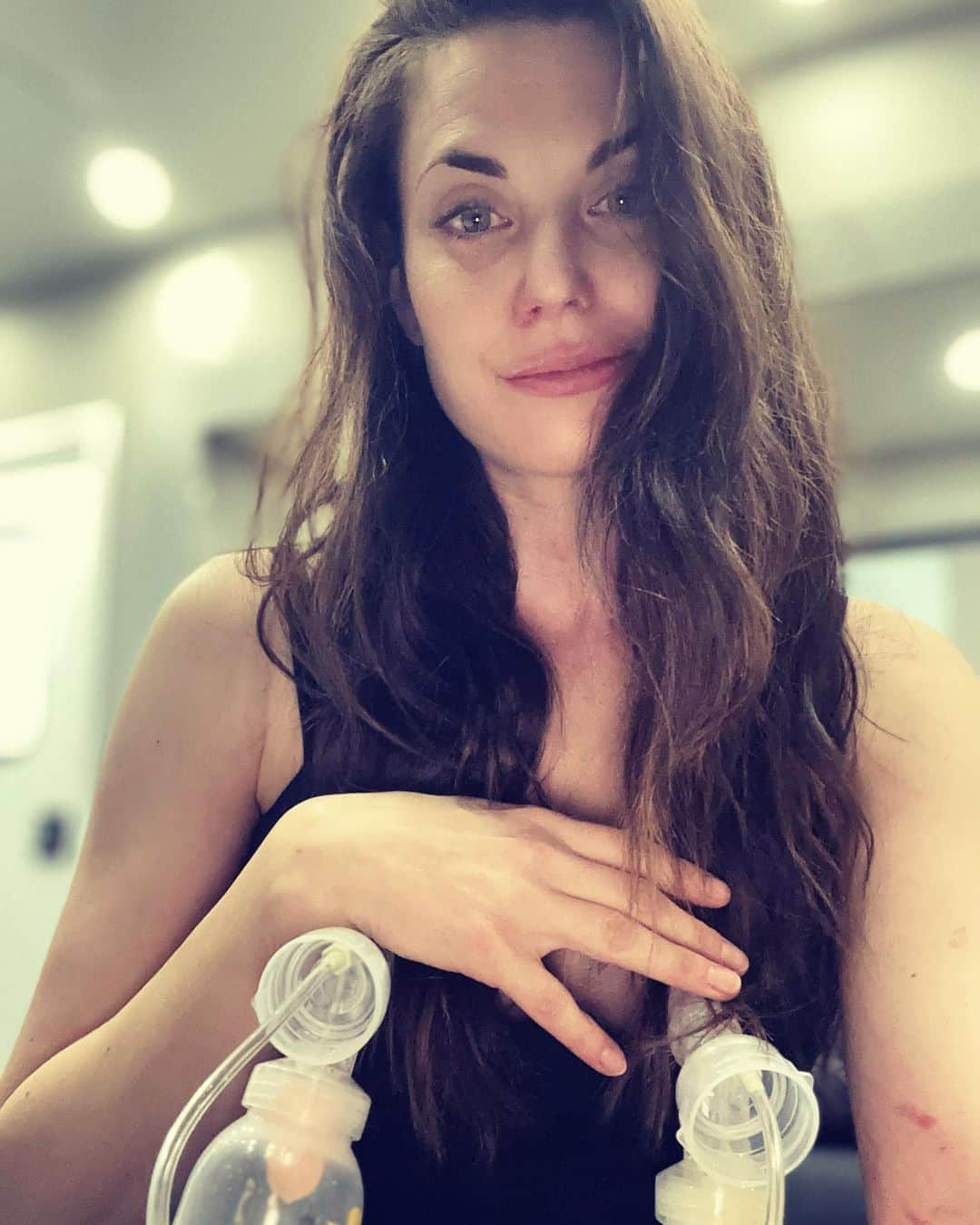 ミーガン・オリーのインスタグラム：「Happy end of strike! Way to go @sagaftra happy to be back on set while also making milk🤪  #milkfactory #workingmoms #pumping」