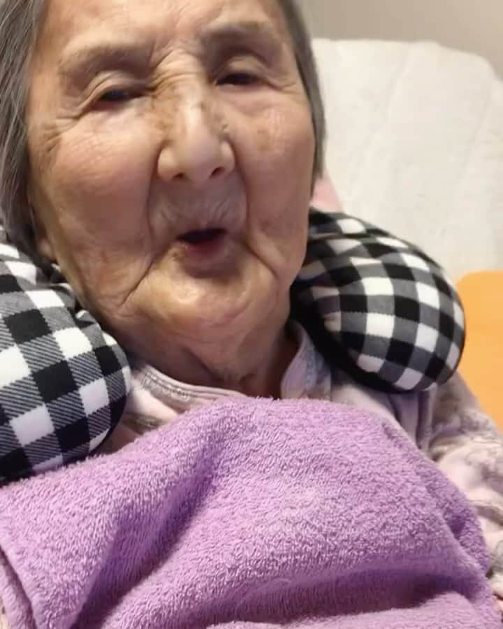 Liaのインスタグラム：「東京に住む98歳の私のおばあちゃんに京都から千本 玉壽軒さんの落雁を送りました。箱を開けた時の「あー！」と言う声、その後の「あ、凄い！」って喜んでる姿に、送って良かったなぁ〜と☺️こんなに喜んでくれて涙出た😭甘いものに目がないおばあちゃん、こんなに美味しそうに食べるの見たら甘いものが体に悪いなんて思えない。そして、綺麗なもの美味しいものにこんなにも反応してしまうこの感性❣️流石切り絵アーティスト💕 #おばあちゃん #sweets #grandma」