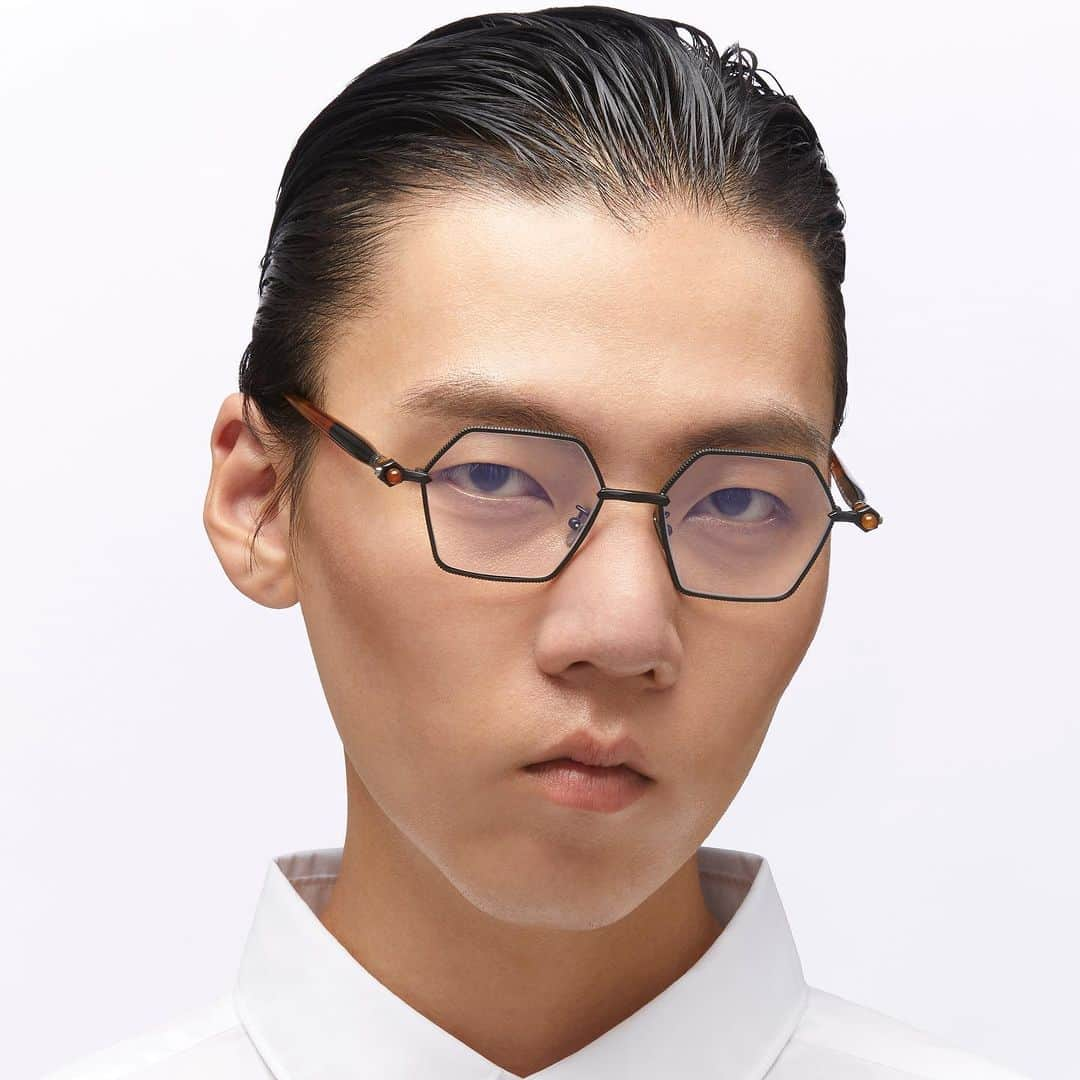 クボラムさんのインスタグラム写真 - (クボラムInstagram)「New Mask P70 Black Matt  Hexagonal lenses are grasped in a delicately crafted metal silhouette embracing classic elements with contemporary charm.  As in the P-Rimless series, the frontal part is made of three elements: two bolt-like sides and a multi-faceted bridge, just like a diamond.  Each of these elements is made by goldsmith craftsmen through investment casting and finally polished by hand to best enhance the brilliant details of these Masks.  The P70 Black Matt is finally paired with Black Shine & Light Tortoise tubular temples extending through the front.  The Mask P70 has won the V.AWARD 2023 conferred by V.MAGAZINE during the Hong Kong International Optical Fair 2023!  @eyestyleasia  @vmagazinehk   Available NOW in our Berlin & Milan Flagship Stores and selected retailers worldwide.  #kuboraum  #VAWARD2023 #VOS2023 #vmagazinehk」11月16日 23時09分 - kuboraum