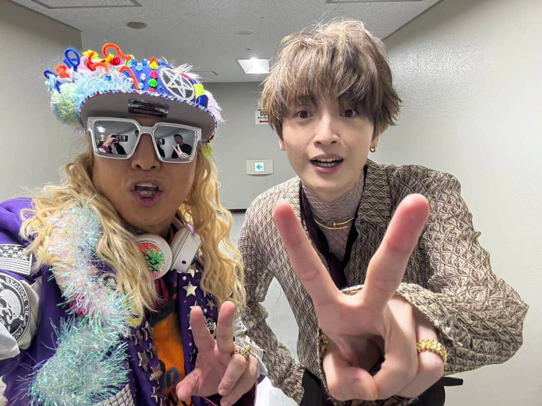 DJ KOOのインスタグラム：「#ベストヒット歌謡祭 2023  仲良し 玉ちゃんと！！  Kis-My-Ft2「 #HEARTBREAKER 」 生パフォーマンスめっちゃカッコ良かった！！  久々に会っても親しみな距離で話せる玉ちゃんホント嬉しみ DO DANCE！！ 今度ご飯いこうね！！   #玉森裕太  #KisMyFt2  #DJKOO」