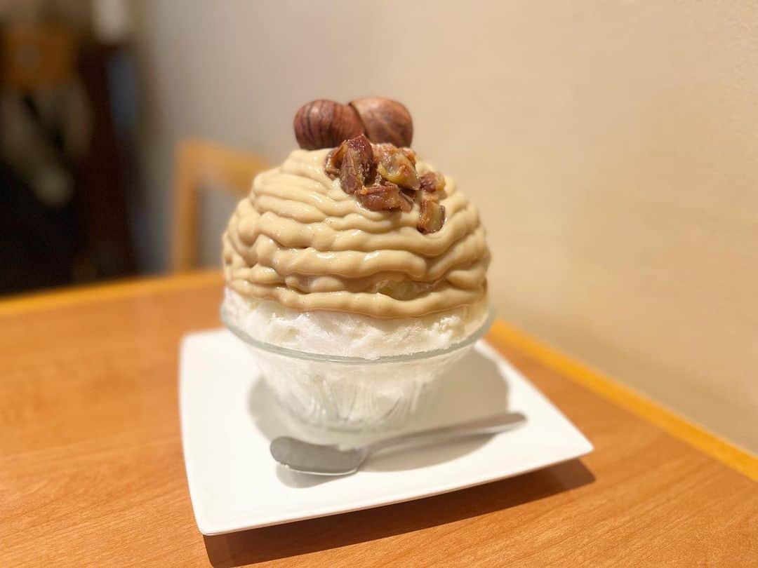 原田麻子のインスタグラム：「和栗みるく  定期的に摂取したいこちらの和栗  渋皮煮が絶品。  #かき氷#かき氷🍧#おやつ#ごはん#sweets#shaveice#東京かき氷」