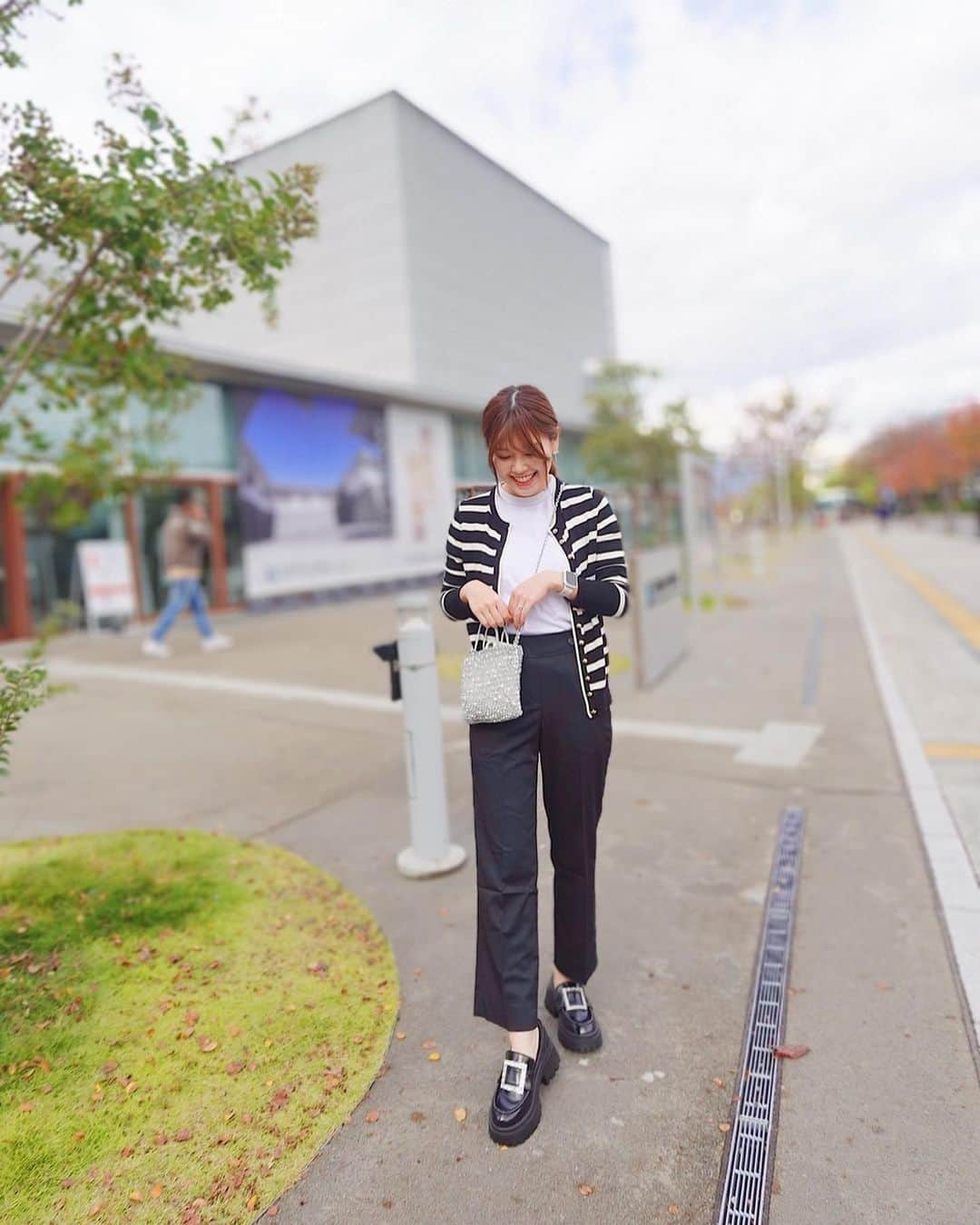 紫帆のインスタグラム：「🖤‎🤍  日中まだ暖かかった頃のコーデ🥹  inner @uniqlo_jp  cardigan @zara  bottom @dholic_official  bag @anteprima_japan  shoes @evol_official0   今日も寒かったですね🥺 ついにヒートテックデビューしました… 冬苦手なんだけど頑張って乗り越えたい😭(笑)  週末はYouTube更新します🥰   #モノトーンコーデ #ママコーデ #ボーダートップス  #UNIQLO #ZARA #DHOLIC #EVOL #anteprima  #ユニクロ #ザラ #ディーホリック  #イーボル  #アンテプリマ #ワイヤーバッグ  #韓国ファッション  #静岡ママ #厚底ローファー  #ローファーコーデ」