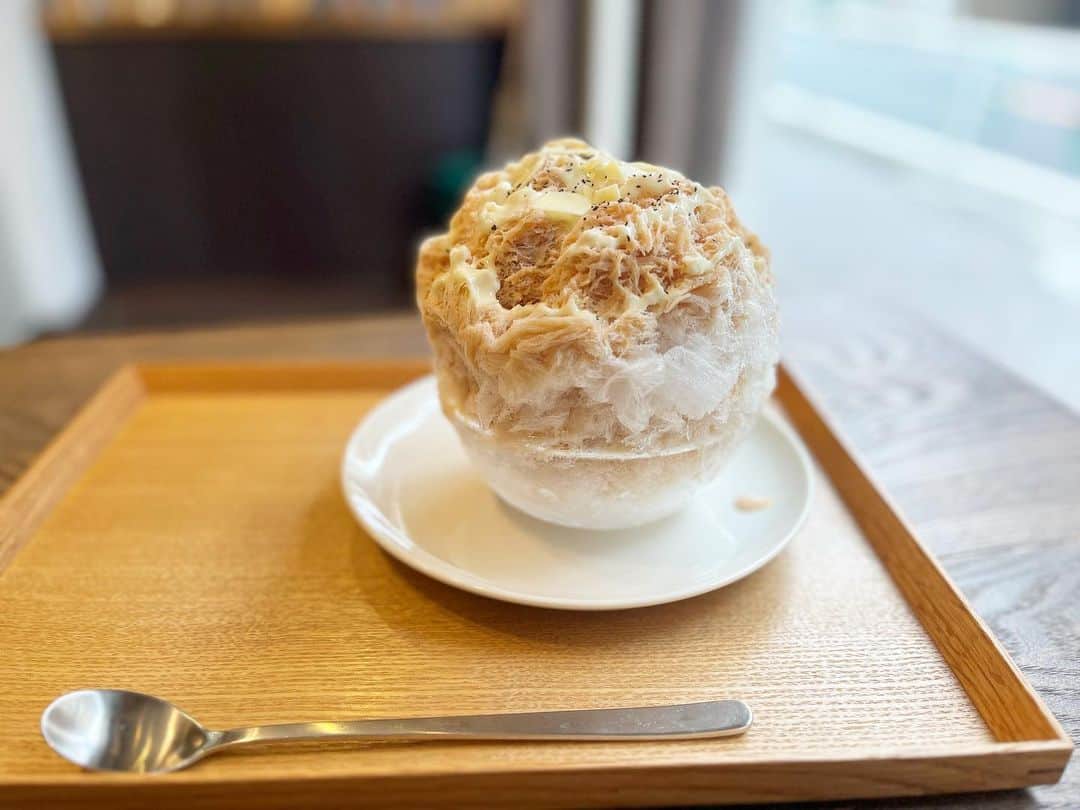 原田麻子のインスタグラム：「ホワイトチョコとロイヤルミルクティー  小さめ氷  こちらもよく食べてる パリパリの白チョコと本格的なおあじのロイミ  うまい、うまい  #かき氷#かき氷🍧#おやつ#ごはん#sweets#shaveice#東京かき氷」