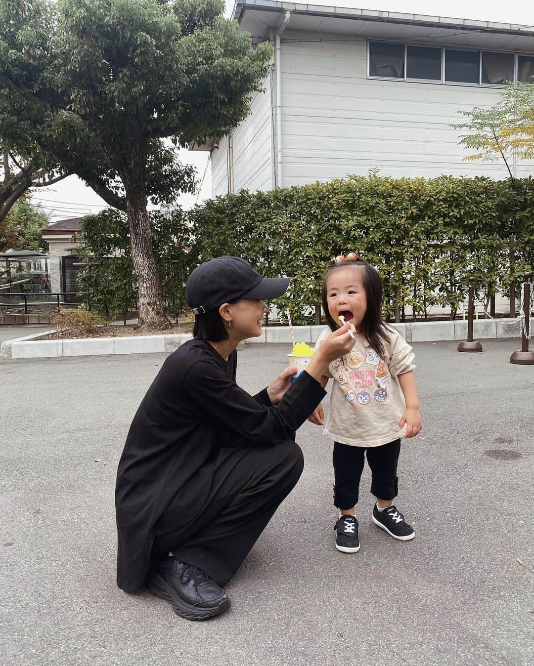 石川マリーさんのインスタグラム写真 - (石川マリーInstagram)「動物園にいってきたよ🐅🦌🐘🦒  この日はとっても暖かったからかき氷を食べたの🍧 かき氷食べる時はこんなに大きなお口が開くのね🤣  前回行ったときよりも動物たちに興味津々で 「次行こうか？」って言ってもイヤイヤして しばらくじーっと眺める👀ってのを繰り返してた！！ ライオンを見たら「がおー！！」ってやったり 成長を感じられた一日😌✨  でもね、YouTubeで恐竜を見過ぎて もしかしたら動物を恐竜だと思っていたかもしれない🤣 ． ． ． ． ． ． ． #天王寺動物園 #動物園 #大阪 #ママ #ママライフ #ママスタグラム #女の子ママ #アラフォーママ #大阪ママ #関西ママ #こどものいる暮らし #子供のいる暮らし #2歳 #2歳女の子 #zoo #osaka」11月16日 23時11分 - marieishikawa