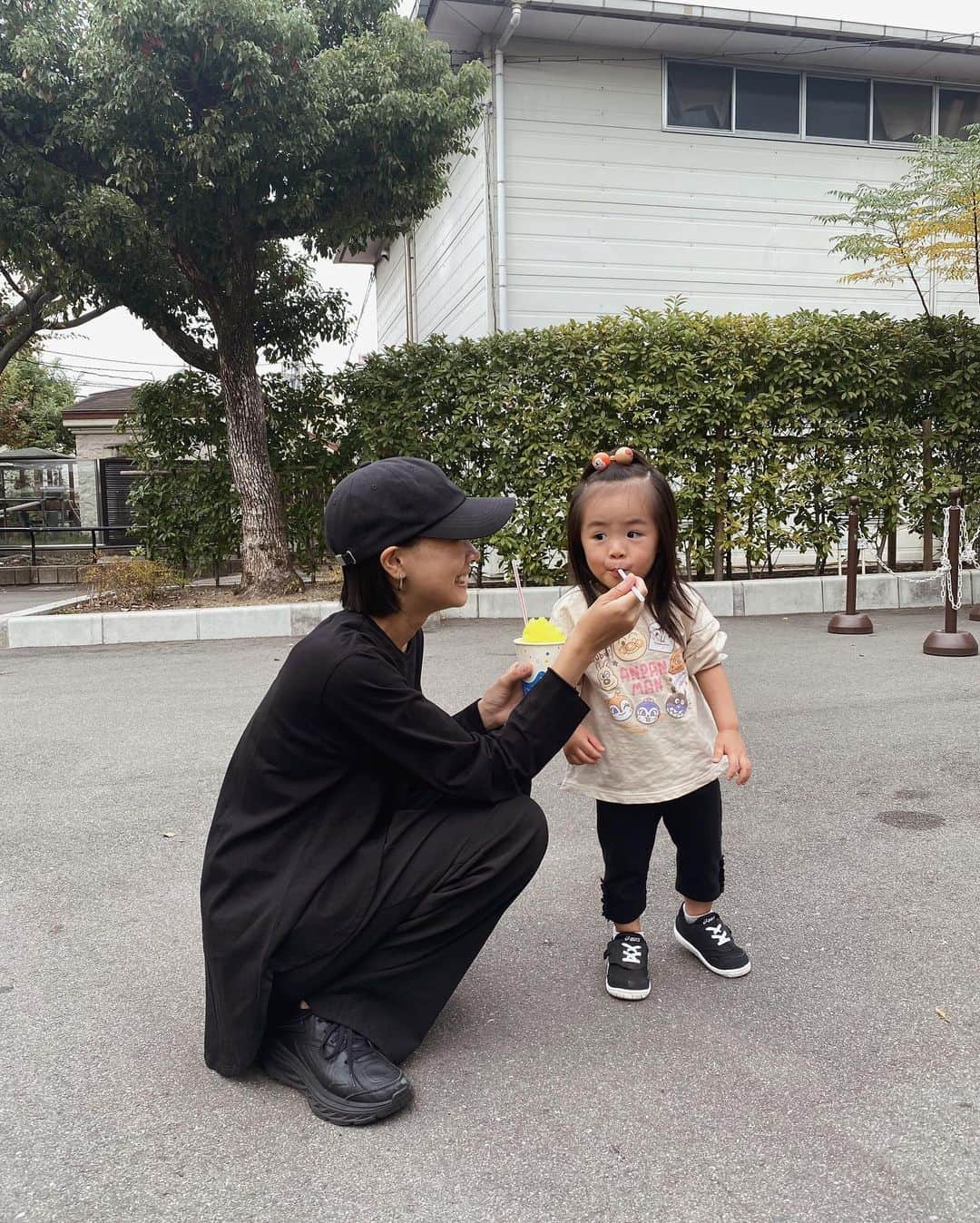 石川マリーさんのインスタグラム写真 - (石川マリーInstagram)「動物園にいってきたよ🐅🦌🐘🦒  この日はとっても暖かったからかき氷を食べたの🍧 かき氷食べる時はこんなに大きなお口が開くのね🤣  前回行ったときよりも動物たちに興味津々で 「次行こうか？」って言ってもイヤイヤして しばらくじーっと眺める👀ってのを繰り返してた！！ ライオンを見たら「がおー！！」ってやったり 成長を感じられた一日😌✨  でもね、YouTubeで恐竜を見過ぎて もしかしたら動物を恐竜だと思っていたかもしれない🤣 ． ． ． ． ． ． ． #天王寺動物園 #動物園 #大阪 #ママ #ママライフ #ママスタグラム #女の子ママ #アラフォーママ #大阪ママ #関西ママ #こどものいる暮らし #子供のいる暮らし #2歳 #2歳女の子 #zoo #osaka」11月16日 23時11分 - marieishikawa