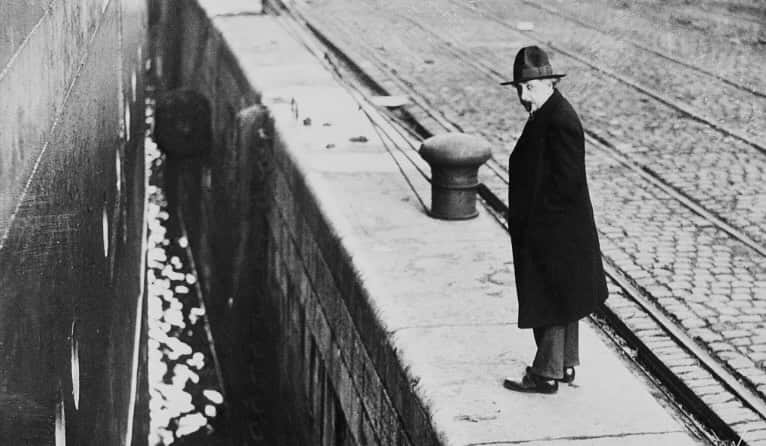 アルベルト・アインシュタインのインスタグラム：「#ThrowbackThursday: Einstein photographed on Dec. 12, 1930 in Belgium, boarding a ship to travel to the United States.」