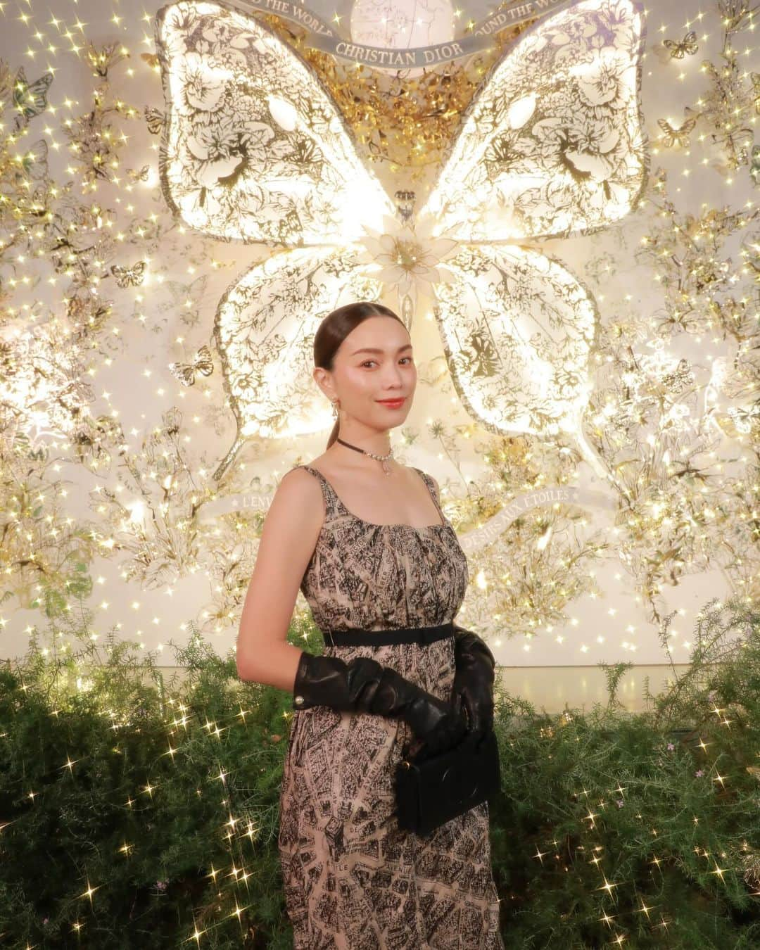 蛯原友里さんのインスタグラム写真 - (蛯原友里Instagram)「. DIOR HOLIDAY POP UP AT OMOTESANDO CROSSING  表参道交差点に現れた、 イルミネーションのツリーと キラキラと輝くたくさんのバタフライ。 幻想的なイルミネーションの空間で、 訪れるだけで幸せな気持ちになれました！ 11月18日から12月25日まで🎄  @dior  #DiorCruise #ディオールホリデーポップアップ #ディオールファインジュエリー #supportedbydior」11月16日 23時14分 - yuri_ebihara