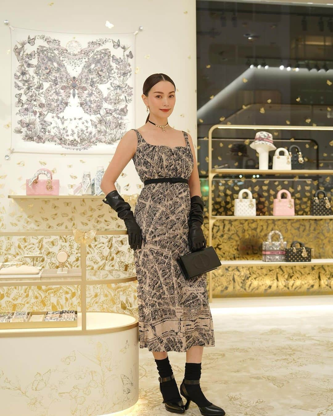 蛯原友里さんのインスタグラム写真 - (蛯原友里Instagram)「. DIOR HOLIDAY POP UP AT OMOTESANDO CROSSING  表参道交差点に現れた、 イルミネーションのツリーと キラキラと輝くたくさんのバタフライ。 幻想的なイルミネーションの空間で、 訪れるだけで幸せな気持ちになれました！ 11月18日から12月25日まで🎄  @dior  #DiorCruise #ディオールホリデーポップアップ #ディオールファインジュエリー #supportedbydior」11月16日 23時14分 - yuri_ebihara