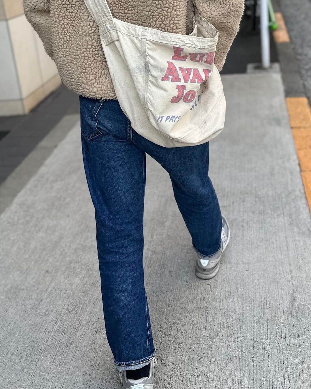 松浦弥太郎さんのインスタグラム写真 - (松浦弥太郎Instagram)「もう何年前になるのだろう。アメリカ最大のフリーマーケットといわれるボストン郊外のブリムフィールドのフリーマーケットに行ったら、フリーマーケットマニアのおじさんおばさんがみんなこのペーパーボーイバッグを斜め掛けしていてかわいかった。便利なんですよね。買ったものを入れて歩くのが。もちろん僕も欲しくなって、50年代のを買いました。ブリムフィールドで。まあ、新聞配達用のキャンバスバックです。ちなみにブリムフィールドは最高に楽しかった。近くの家に泊まらせてもらって毎日宝探し。ニューヨークで使っていたら、たくさんの道行く人に褒められて嬉しかったのです。暮しの手帖でも特集をして手作り用の型紙まで紹介しました。いろんな街の地元新聞のロゴがプリントされていてデザインもすてき。#松浦弥太郎 #paperboy #paperboybag」11月16日 23時14分 - yatarom