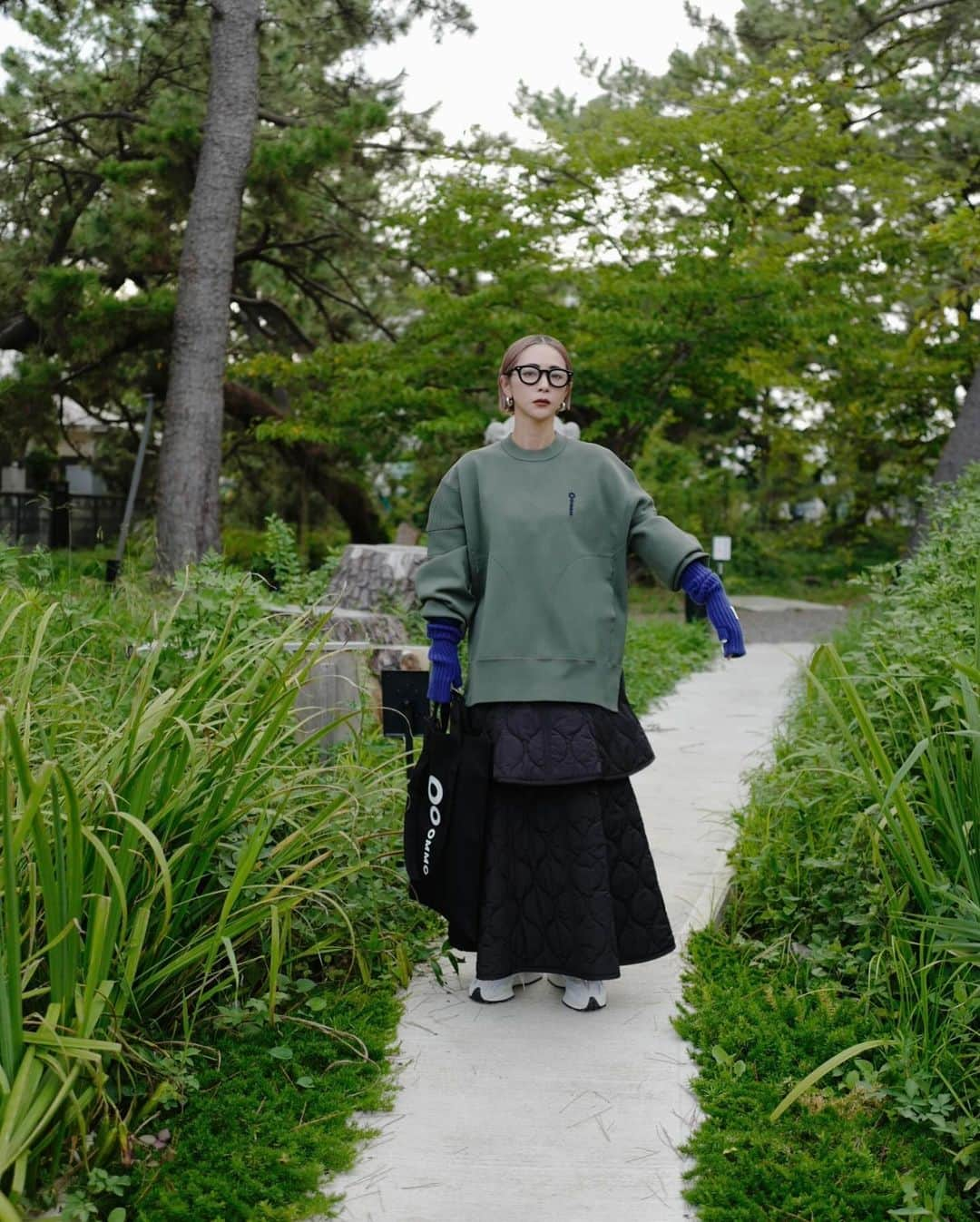 荻原桃子のインスタグラム：「あるとないとでは大違いなのよ🫶  寒さ対策にも シンプル服のプラスオンにも 差し色にも  ネック&アームウォーマーSET  入荷早々にグレーは完売致しました🙏  ブルーとブラックもとーっても使いやすいよっ  ふわふわ柔らかく ウールではなくポリエステルなので チクチクするのが苦手な方にも安心  緩めのサイズ感なので ファンデーションやリップも気になりずらい！  シンプルながらも オーバーサイズシルエットと ロゴ刺繍がかわいいニットプルオーバー  スウェットよりも上品に着れて 冬のヘビロテ間違いなし！男女兼用にもオススメ✌️  #ommo #ommoofficial  @ommo_official_」