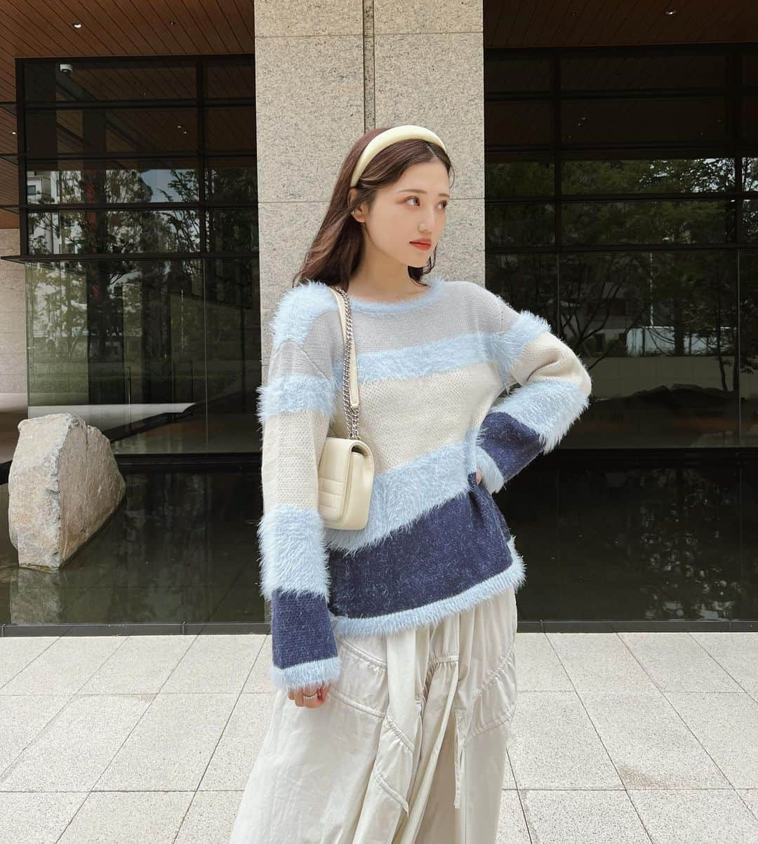 金光みり愛さんのインスタグラム写真 - (金光みり愛Instagram)「THE MULTI COLOR KNIT CARDIGAN🤍🤍 今日発売されたもう一つの新作🪡  カーディガンだけど写真のように前後ろを逆にしてトップスとしても着れちゃいます🫶🏻 @priveve_priveve の最新のインスタライブでも全色で様々な着回ししてるのでチェックしてね🧸❄️」11月16日 23時24分 - milliah_kanemitsu