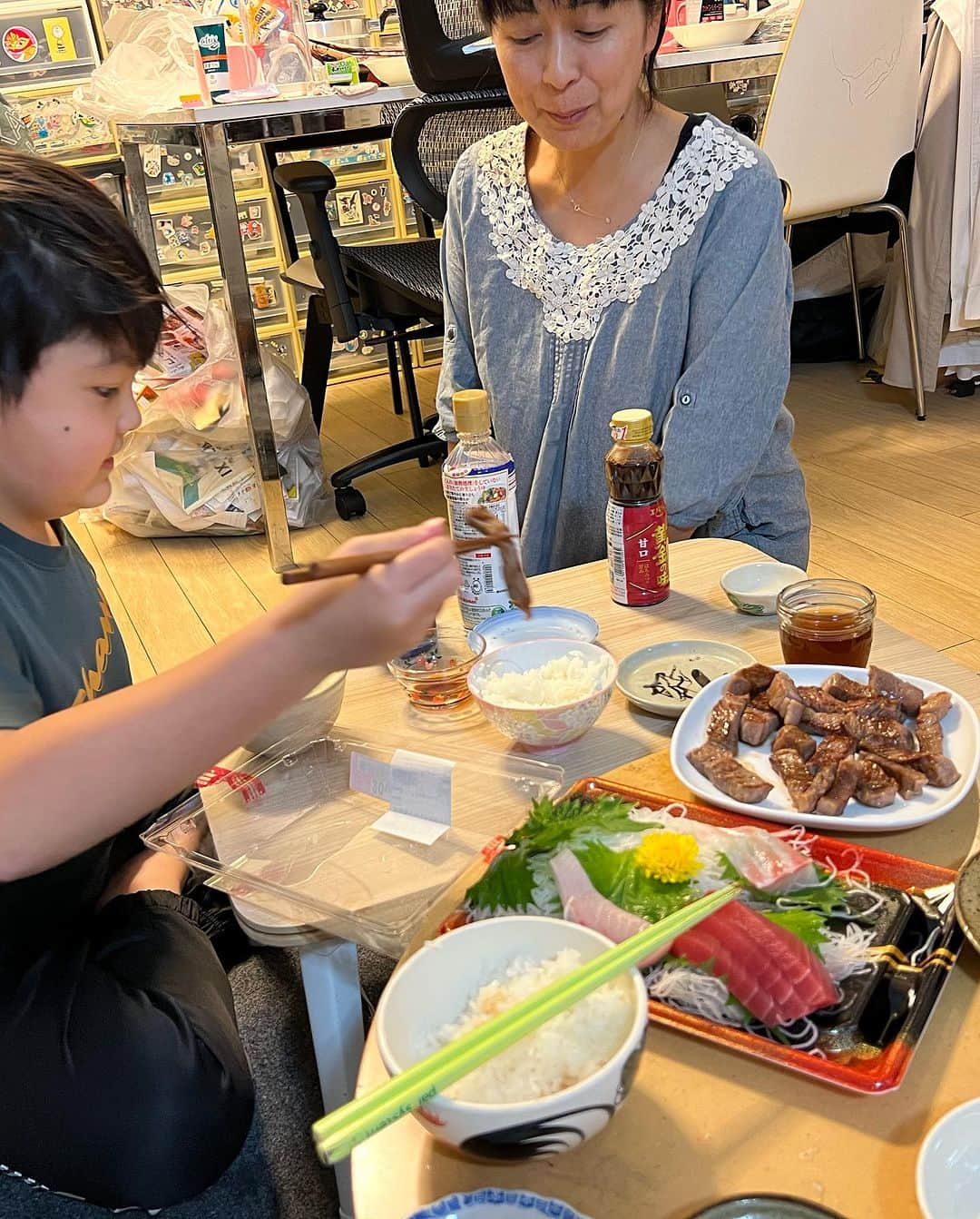 小堀裕之さんのインスタグラム写真 - (小堀裕之Instagram)「ぽかぽかでいただいたお肉 家族でいただきました （響己はバイトだったので後ほど…）  美味しかった  #ぽかぽか #ハライチ  #2丁拳銃 #二丁拳銃☓ #へドロットン #小堀 #ヘドロパパ  ぽかぽか　お肉頂きました！ https://ameblo.jp/mayu19730418/entry-12828924829.html」11月16日 23時24分 - hedorotten