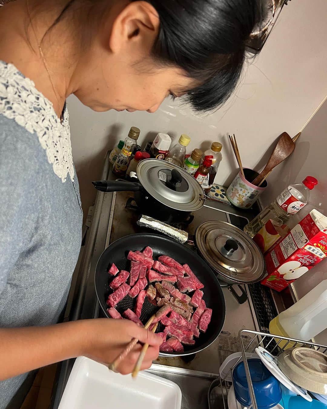 小堀裕之さんのインスタグラム写真 - (小堀裕之Instagram)「ぽかぽかでいただいたお肉 家族でいただきました （響己はバイトだったので後ほど…）  美味しかった  #ぽかぽか #ハライチ  #2丁拳銃 #二丁拳銃☓ #へドロットン #小堀 #ヘドロパパ  ぽかぽか　お肉頂きました！ https://ameblo.jp/mayu19730418/entry-12828924829.html」11月16日 23時24分 - hedorotten