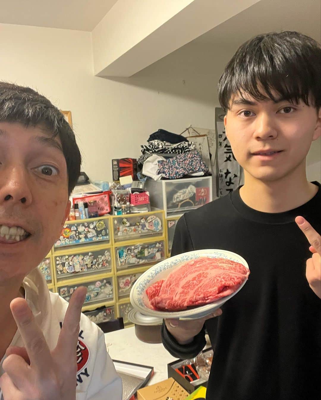 小堀裕之さんのインスタグラム写真 - (小堀裕之Instagram)「ぽかぽかでいただいたお肉 家族でいただきました （響己はバイトだったので後ほど…）  美味しかった  #ぽかぽか #ハライチ  #2丁拳銃 #二丁拳銃☓ #へドロットン #小堀 #ヘドロパパ  ぽかぽか　お肉頂きました！ https://ameblo.jp/mayu19730418/entry-12828924829.html」11月16日 23時24分 - hedorotten