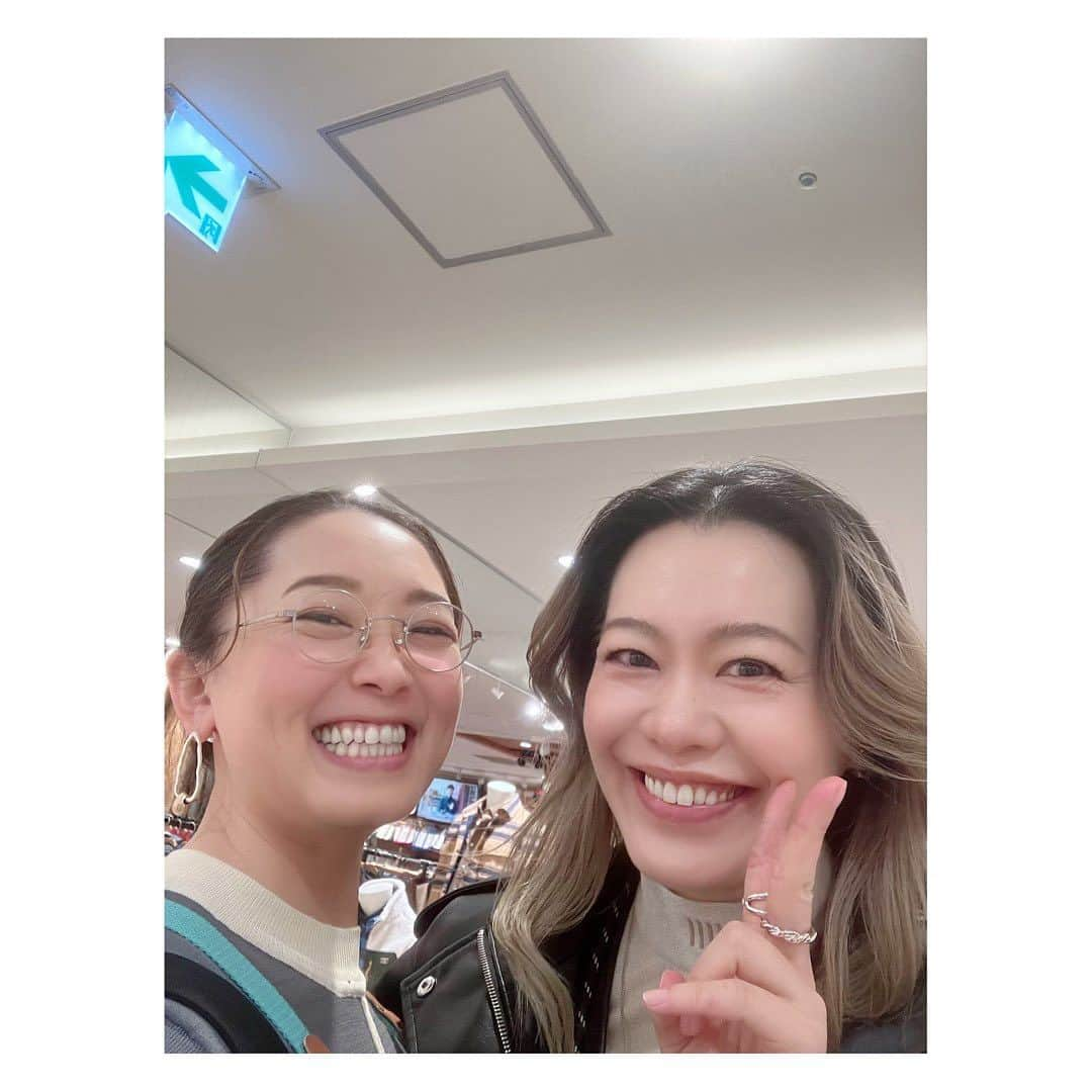 花陽みらのインスタグラム：「とししーーーーさん😭❤️としさんです！！宇月さんです！ お姿見た瞬間！飛びつきに行き、 お時間ない中、「おおおおお、お写真をーー😭✨」と。この躍動感あるれるお写真を撮っていただきました。…花陽です🫣  嬉しくてずーーっと JUMPしてた。。ジャンプをしていた。 花陽です🫣✨  と…いうか。はなひ顔よ顔！！！ 嬉しさからぶれぶれ  という。。 #日比谷シャンテPOPUP  より🙏😌✨  #宇月颯 さん 勝手に私のお姉ちゃん(お兄ちゃん)と思っているお方🫣✨ あぁ。嬉しかったなぁ〜と振り返る今。  #躍動感あふれる写真  私の写真でブレてない方が心配になる…説😎✌️」