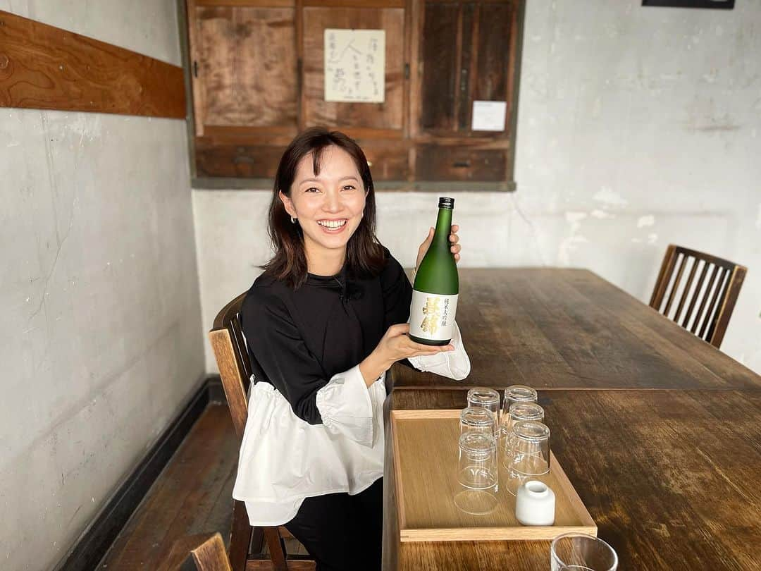 荒木麻里子さんのインスタグラム写真 - (荒木麻里子Instagram)「今月の 【ソムリエが巡る静岡酒蔵紀行】は、 静岡市の萩錦酒造を訪れています🍶 . 女性杜氏がご夫婦で手を取り合って造るお酒。 たくさんの酒蔵を取材している中で、 酒造りの時期に各地から杜氏さんを呼んでお酒を造る蔵（昔はこれが主流）、 親子二人で造る蔵、今回のようにご夫婦で造る蔵などと色々あり、 お酒にもそんな思いや人柄が滲み出てるような気がします。 . 同じ水源のお水を使っているお酒とお蕎麦。 合わないはずがありません☺️🍶 . . #萩錦酒造 #たがた #酒蔵めぐり #酒蔵巡り #sakelover #japanesesake」11月16日 23時22分 - marilyn198612