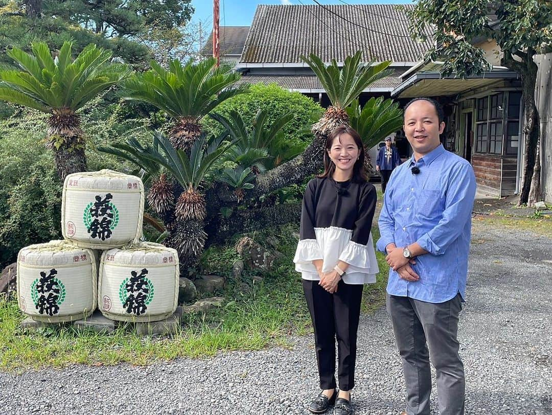 荒木麻里子さんのインスタグラム写真 - (荒木麻里子Instagram)「今月の 【ソムリエが巡る静岡酒蔵紀行】は、 静岡市の萩錦酒造を訪れています🍶 . 女性杜氏がご夫婦で手を取り合って造るお酒。 たくさんの酒蔵を取材している中で、 酒造りの時期に各地から杜氏さんを呼んでお酒を造る蔵（昔はこれが主流）、 親子二人で造る蔵、今回のようにご夫婦で造る蔵などと色々あり、 お酒にもそんな思いや人柄が滲み出てるような気がします。 . 同じ水源のお水を使っているお酒とお蕎麦。 合わないはずがありません☺️🍶 . . #萩錦酒造 #たがた #酒蔵めぐり #酒蔵巡り #sakelover #japanesesake」11月16日 23時22分 - marilyn198612