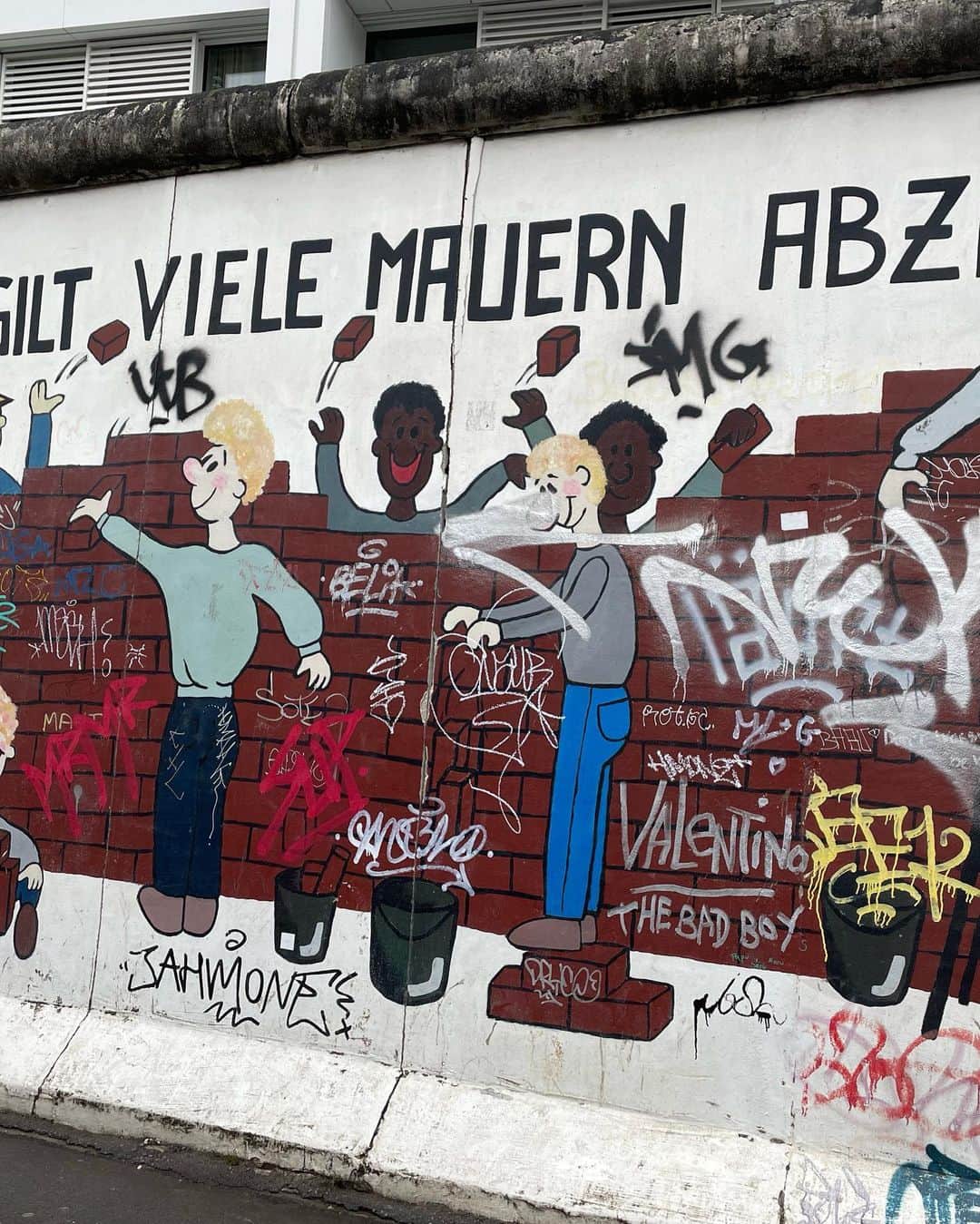 東晟良さんのインスタグラム写真 - (東晟良Instagram)「ベルリンの壁🧌」11月16日 23時22分 - serafencing