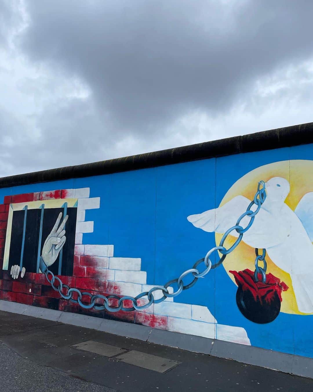東晟良さんのインスタグラム写真 - (東晟良Instagram)「ベルリンの壁🧌」11月16日 23時22分 - serafencing