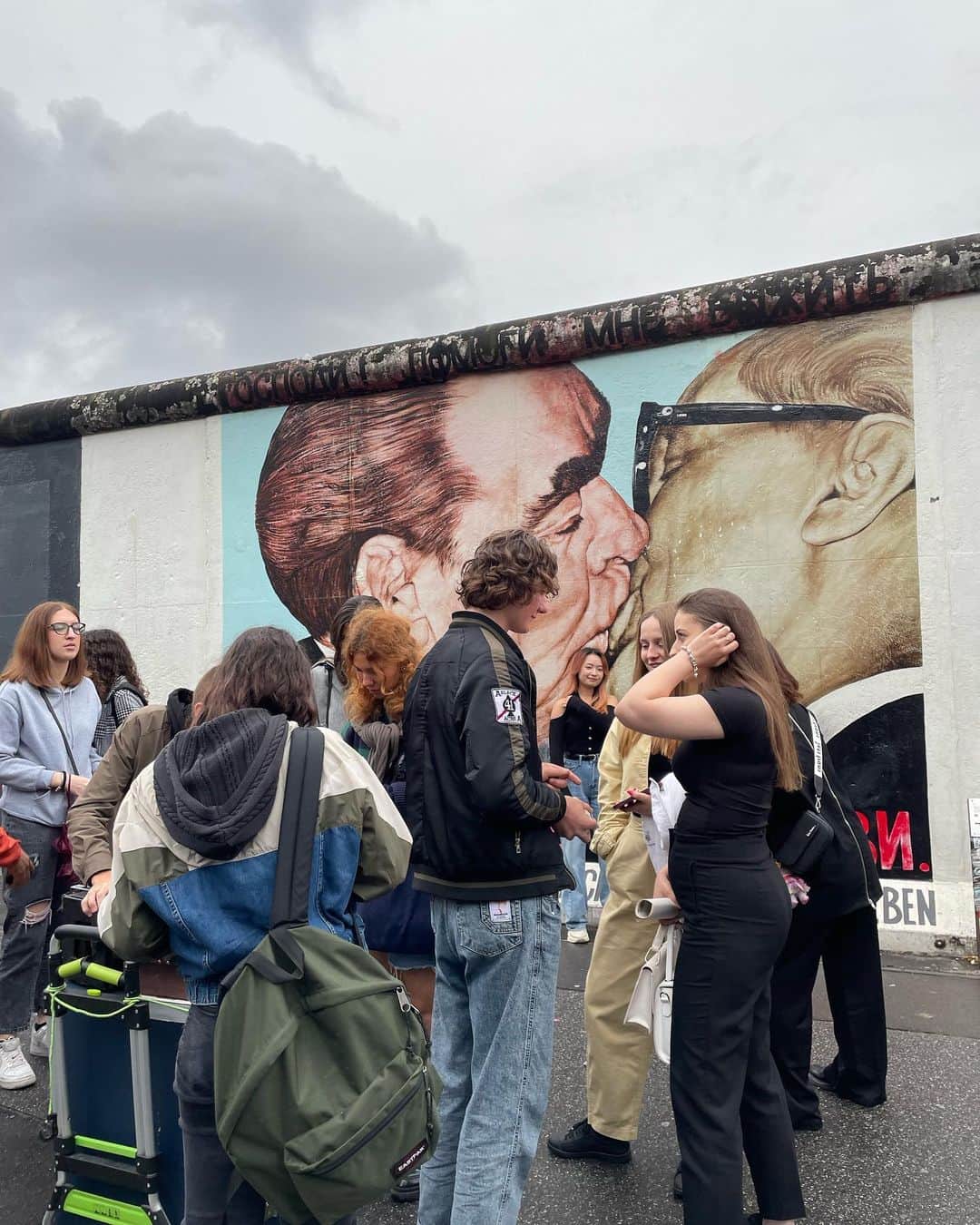 東晟良のインスタグラム：「ベルリンの壁🧌」