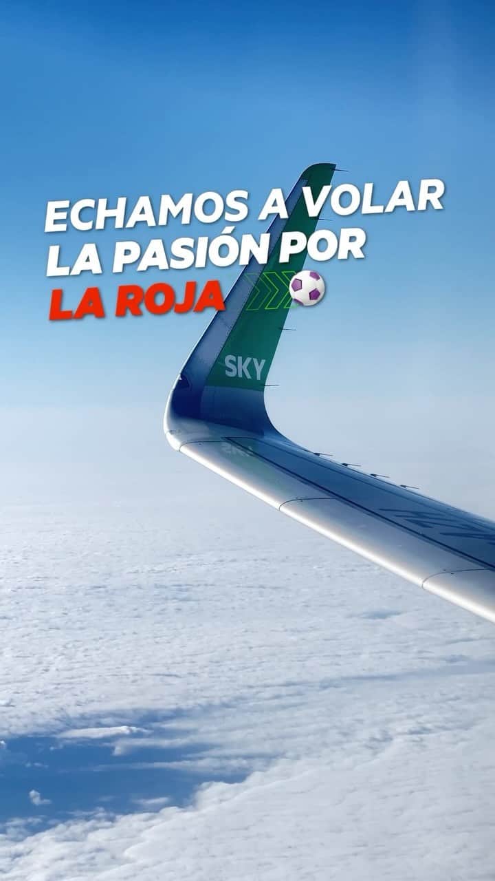 サッカーチリ代表チームのインスタグラム：「✈️Echamos a volar la pasión por LA ROJA🇨🇱en un viaje increíble 😀 donde regalamos camisetas y gritamos ¡VIVA CHILE!🇨🇱 ¡a todo pulmón !❤️  #LaRoja #SeleccionChilena #skyairline #SKY」