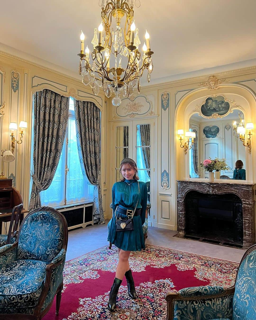 カリスマゆきちゃんのインスタグラム：「. . 📍Hôtel Raphael🏨  ブルーのお部屋も可愛くて、サービスも素晴らしい👍 薔薇の花びらで飾り付けしてくれているのも海外らしい🌹  ______________________________ #hotelraphaelparis #hotelraphael #parishotel #paris #paristravel #hotelstay」