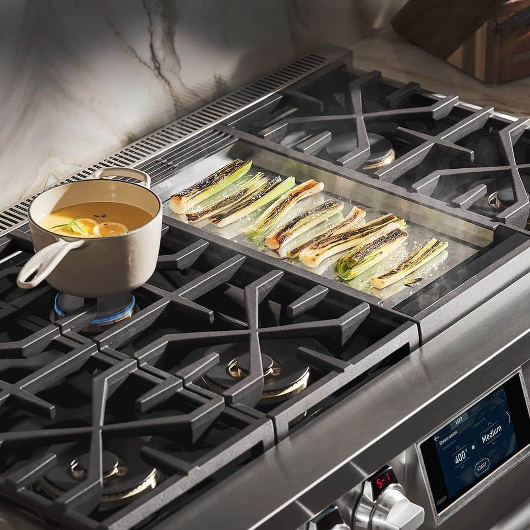 Design Milkさんのインスタグラム写真 - (Design MilkInstagram)「From a built-in griddle to the Steam-Combi oven to accommodating a wok, @sksappliance’s 48-inch Dual-Fuel Pro Range with Six Burners and Griddle will make your professional culinary dreams come true – in your own kitchen! Intuitive Smart Knobs™ display heat level, temperature + cooking time so you won’t get off track. Each cooking method is controlled by a Smart Knob™ with large, easy-to-read, illuminated numbers + a Wi-Fi timer you can monitor using the ThinQ app. It’s the appliance you want if you’re ready to take your recipes to the next level. \\\ 🔗 Read more about the 48-inch Dual-Fuel Pro Range with Six Burners and Griddle at the link in bio! #signaturekitchensuite #kitchenappliances #kitchendesign」11月16日 23時33分 - designmilk