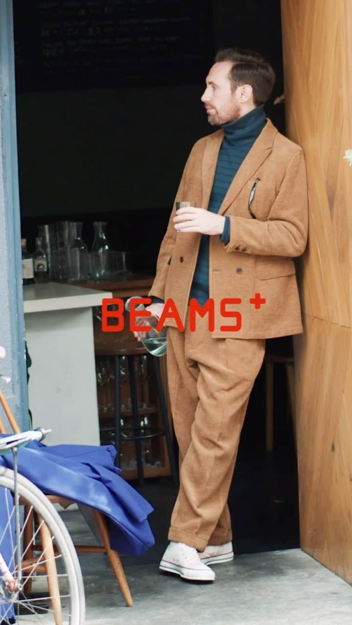 のインスタグラム：「… 『the season’s must and hidden style』  〈BEAMS PLUS〉が今シーズンおすすめするアイテム群を使ったLOOKコンテンツ。 シーズンLOOKの36体だけでは、表現し切れないアイテムも登場。今シーズンの注目アイテムを使いながら、新たにストーリーを吹き込み、コーディネートを作り込みました。 今回のテーマは、『SET-UP STYLE』。  コットンモールツィードと名付けられた素材は、クラシックなコーデュロイのような立体感のある見え方とふわふわとしたソフトな肌触りが特徴。ダブルブレステッドと2プリーツのセットアップスタイルも、素材使いのアレンジで、スポーティーかつ快適な着こなしを楽しめます。  ———————————————  The season we've been looking forward to for fall fashion has arrived. We're introducing the items you want to wear now, adding new stories and presenting coordinated outfits. The theme this time is "SET-UP STYLE”.  The material, named cotton moll tweed, has a three-dimensional appearance like classic corduroy and a soft, fluffy feel. The double-breasted and two-pleated set-up style can be arranged with the use of the material for a sporty and comfortable look.  Coat: Puff Half Coat Nylon 3L Jacket: 4B Double Breasted Comfort Cotton Mole Tweed Inner: High neck Fraise Stripe Pants: 2 Pleats Trousers Cotton Mole Tweed Bag: Day Pack 2 Compartments  @beams_plus @beams_plus_harajuku @beams_plus_marunouchi #beamsplus」